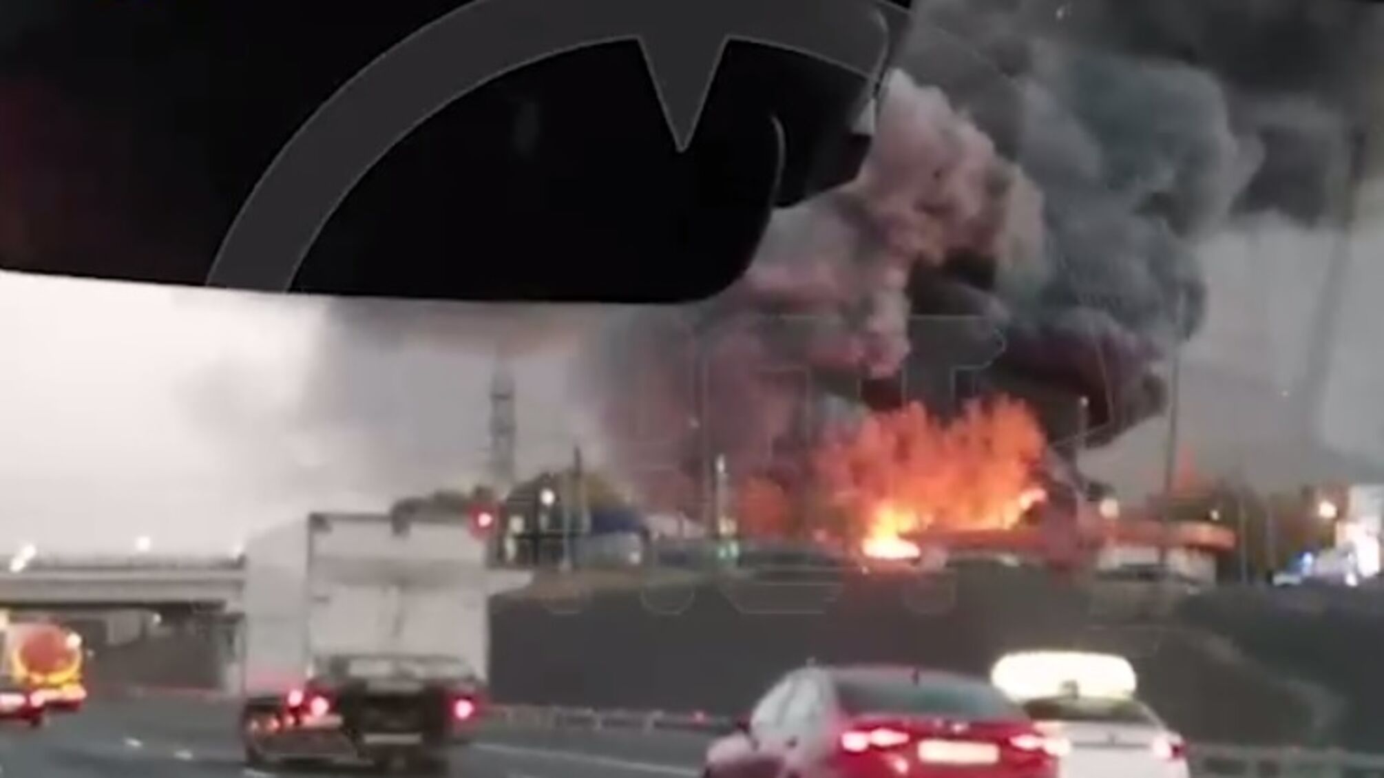 на складі автозапчастин у Москві: обвалився дах будівлі