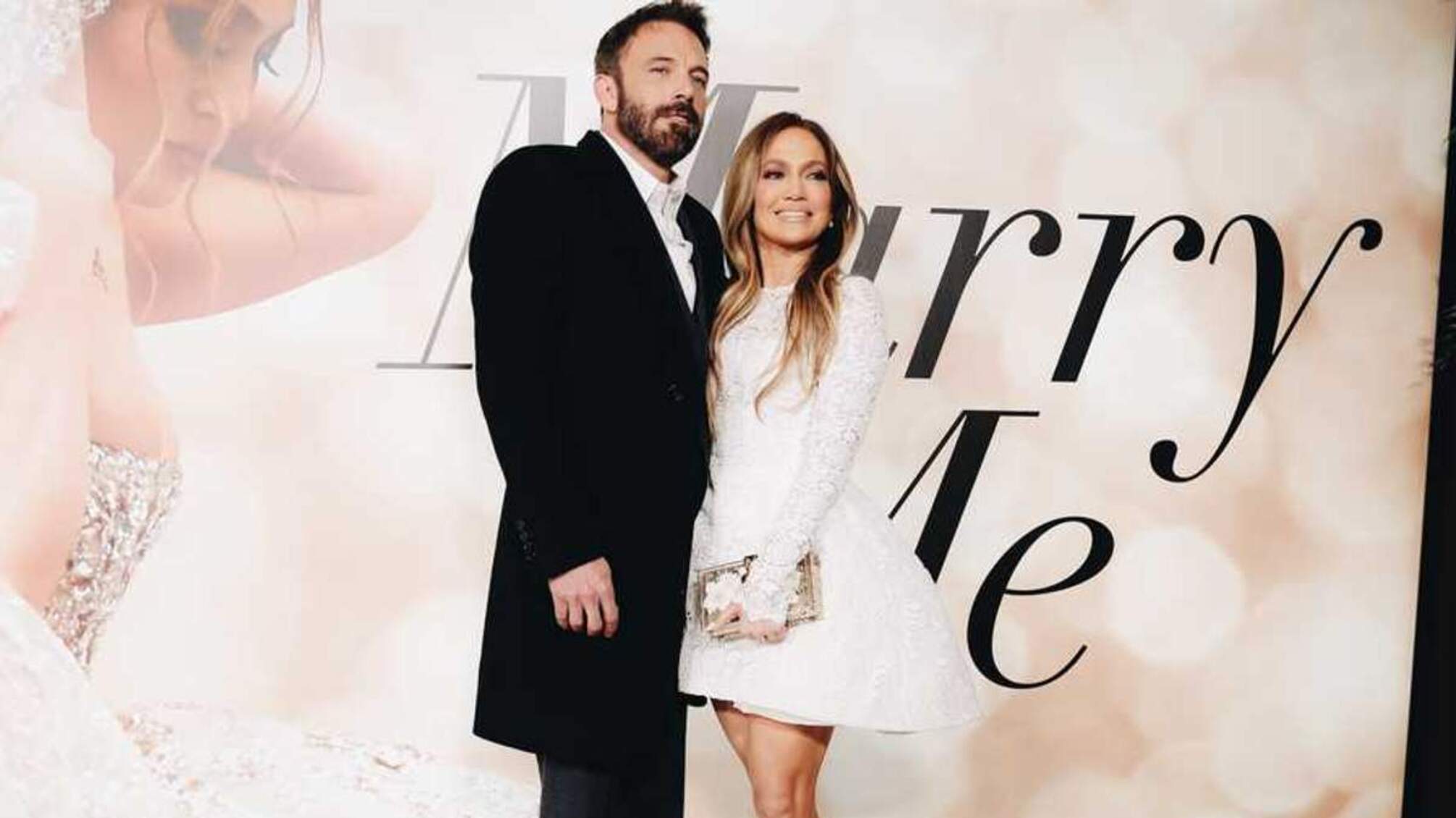 Друзья Дженнифер Лопес считают, что певица стала злоупотреблять алкоголем на фоне скандального развода с Беном Аффлеком.