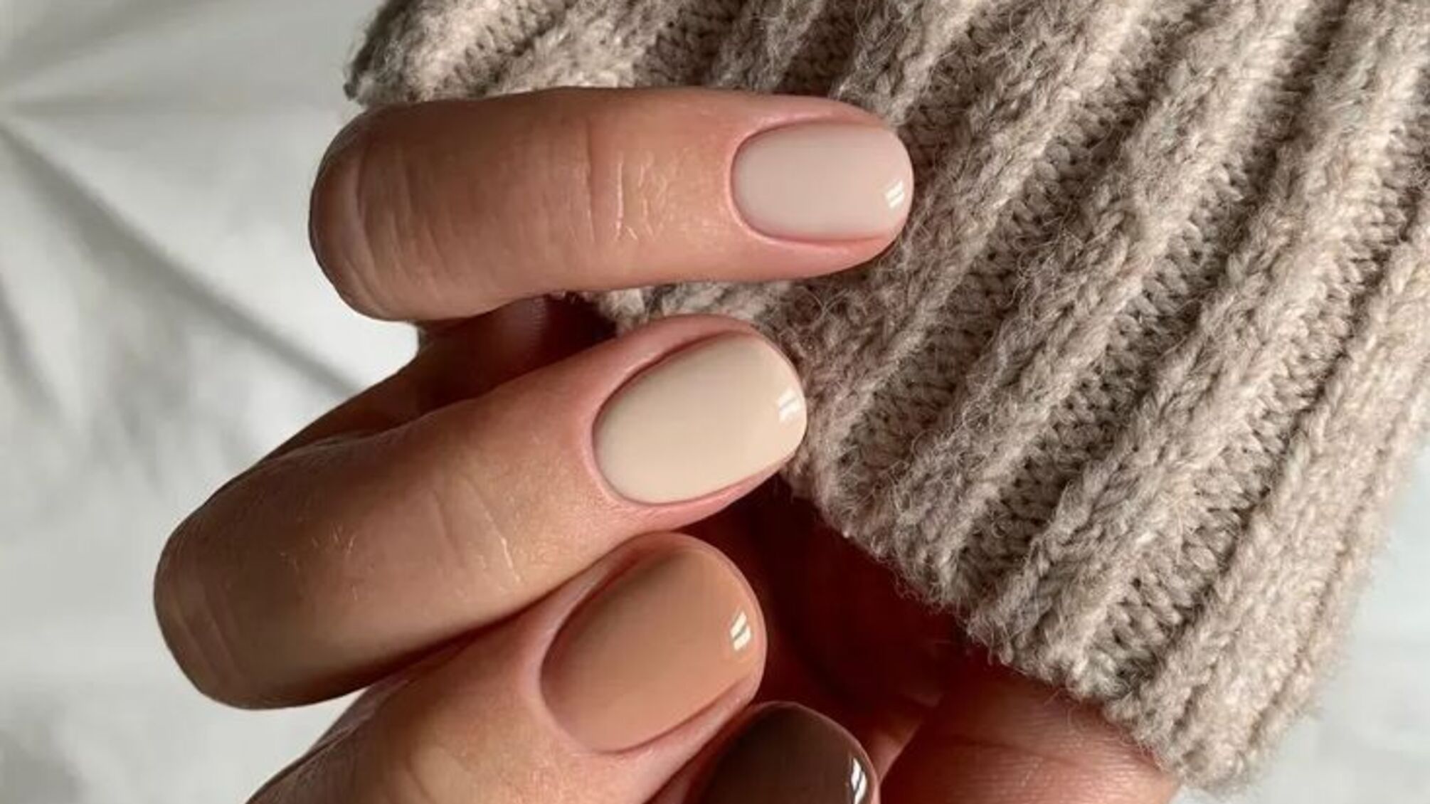 Стильные дизайны для ногтей: от оливкового до черного с серебром