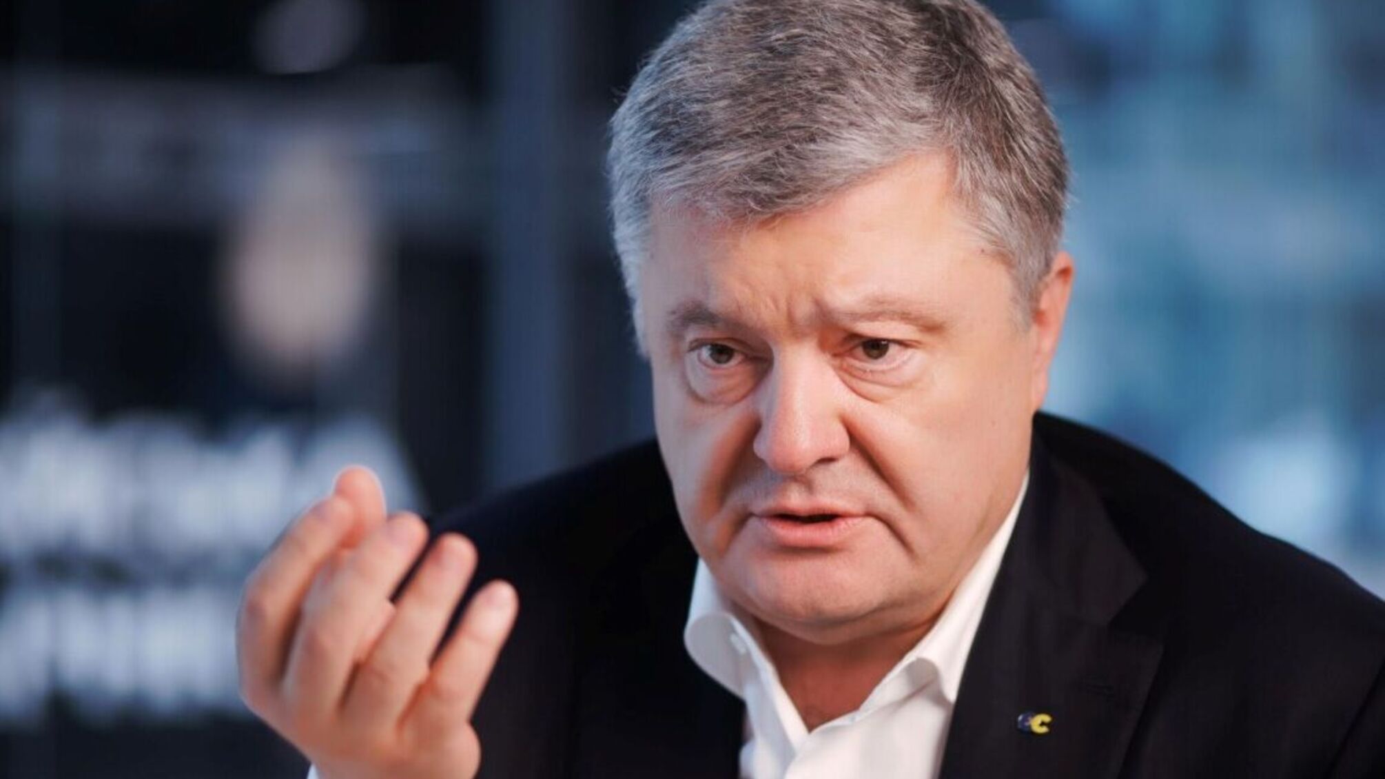 59 лет Петру Порошенко: как пятый президент Украины помогает армии и влияет на политику