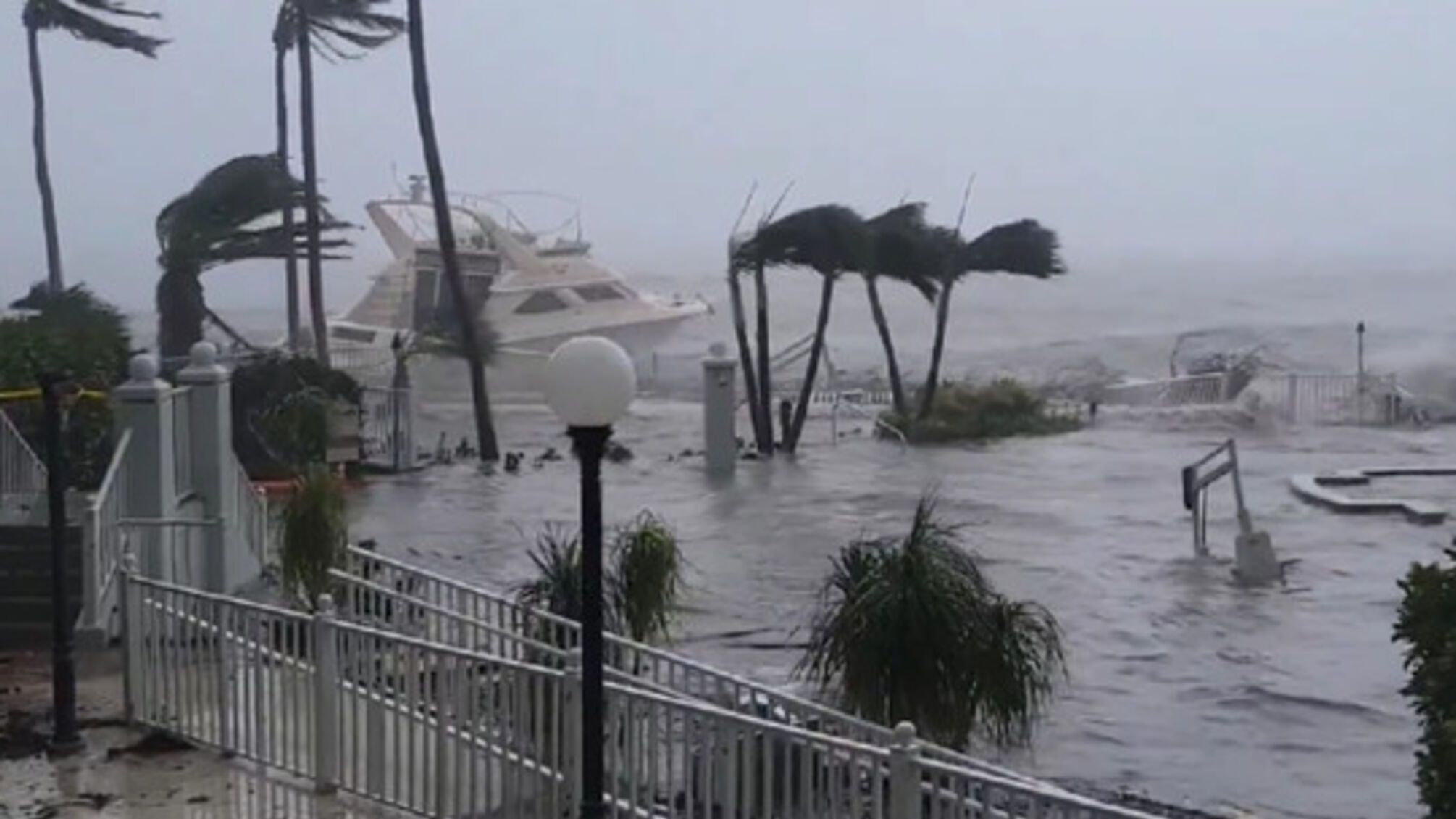 Ураган 'Хелен' нанес удар: 1,3 млн человек остались без электричества