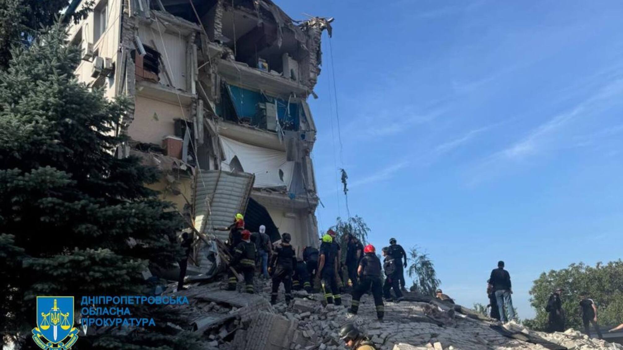 Пошуково-рятувальні роботи тривають, під завалами можуть бути люди