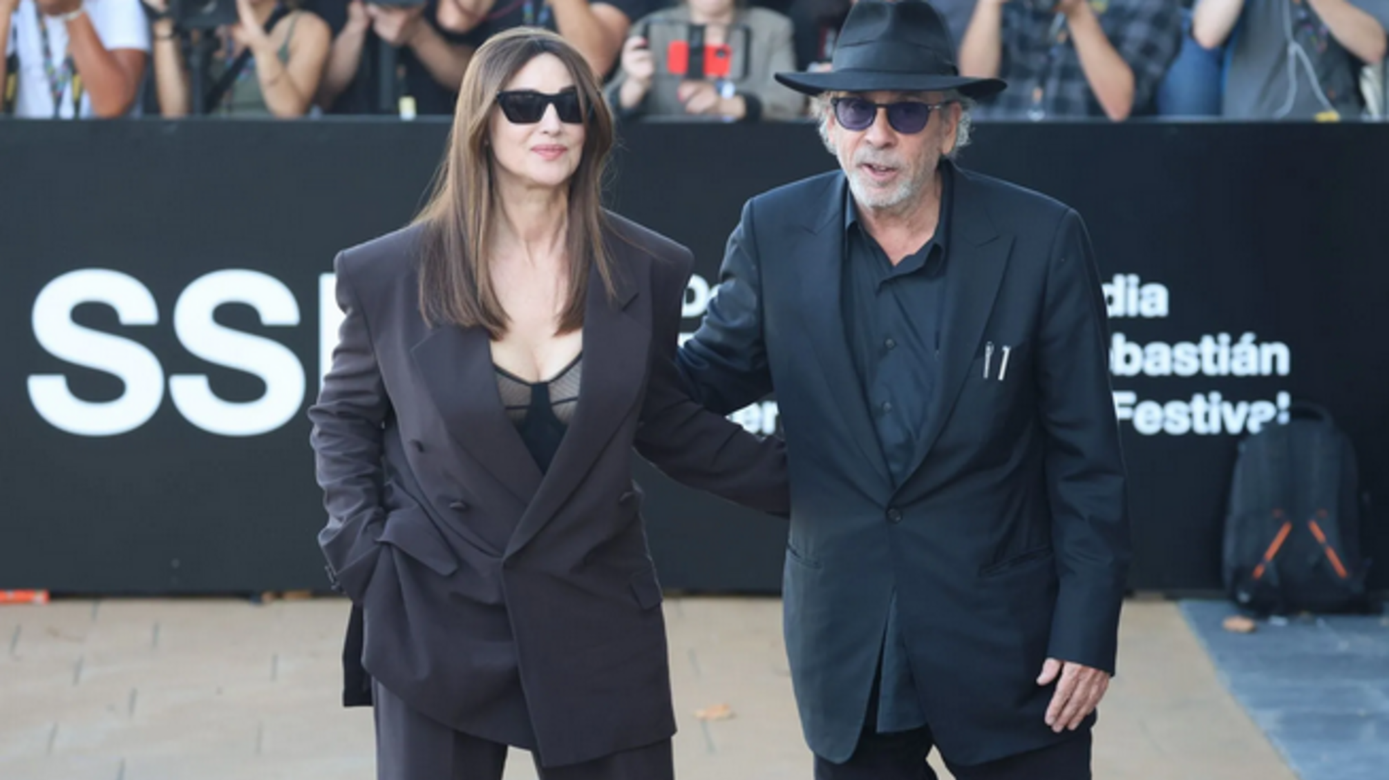 Моніка Беллуччі та Тім Бертон у парних образах зʼявилися на кінофестивалі в Іспанії