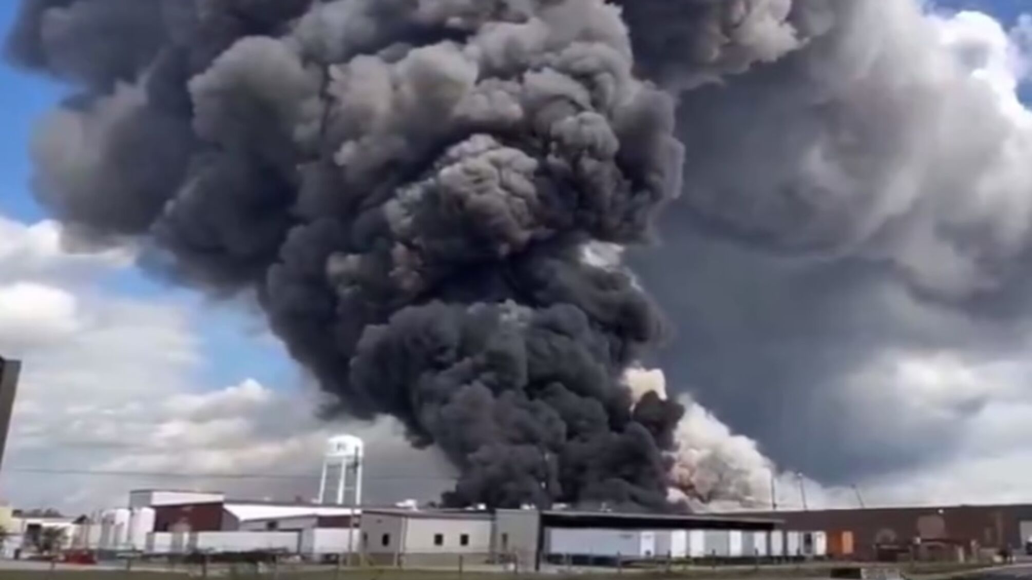 Хаос у Джорджії: пожежа на заводі BioLab загрожує мешканцям