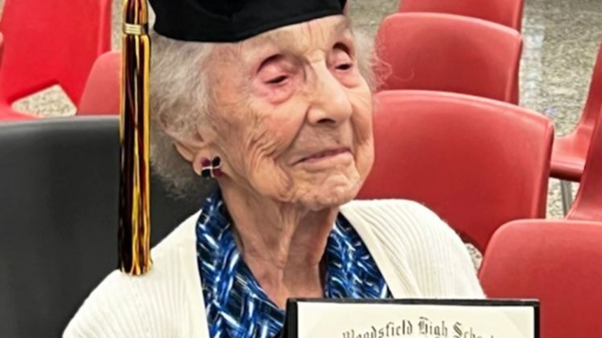 Никогда не поздно: женщина получила диплом о среднем образовании в… 99 лет