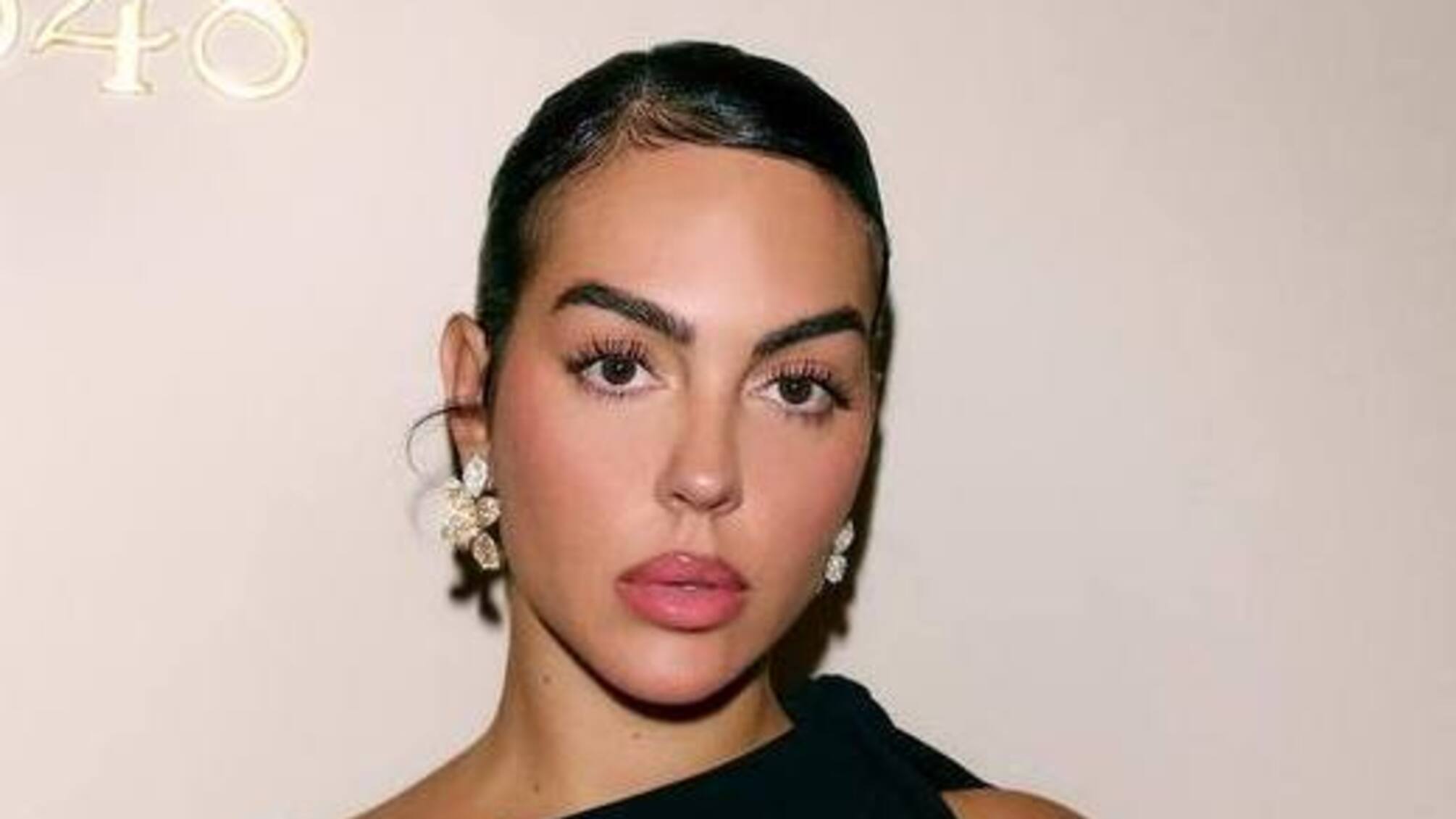 Дівчина Роналду підкорює Венецію: сміливий образ у сітчастих колготках вразив фанатів (фото)