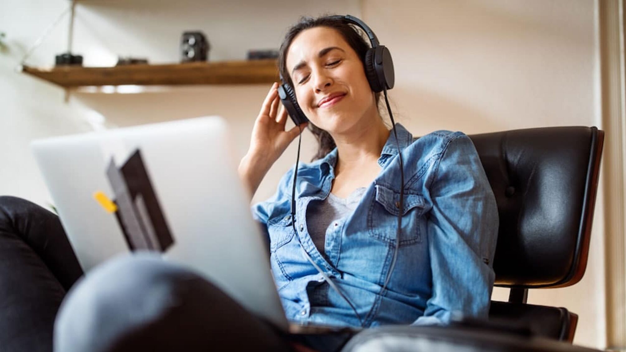 Они убивают, а их преподносят: украинцы вывели в тренды YouTube сразу шесть российских песен.