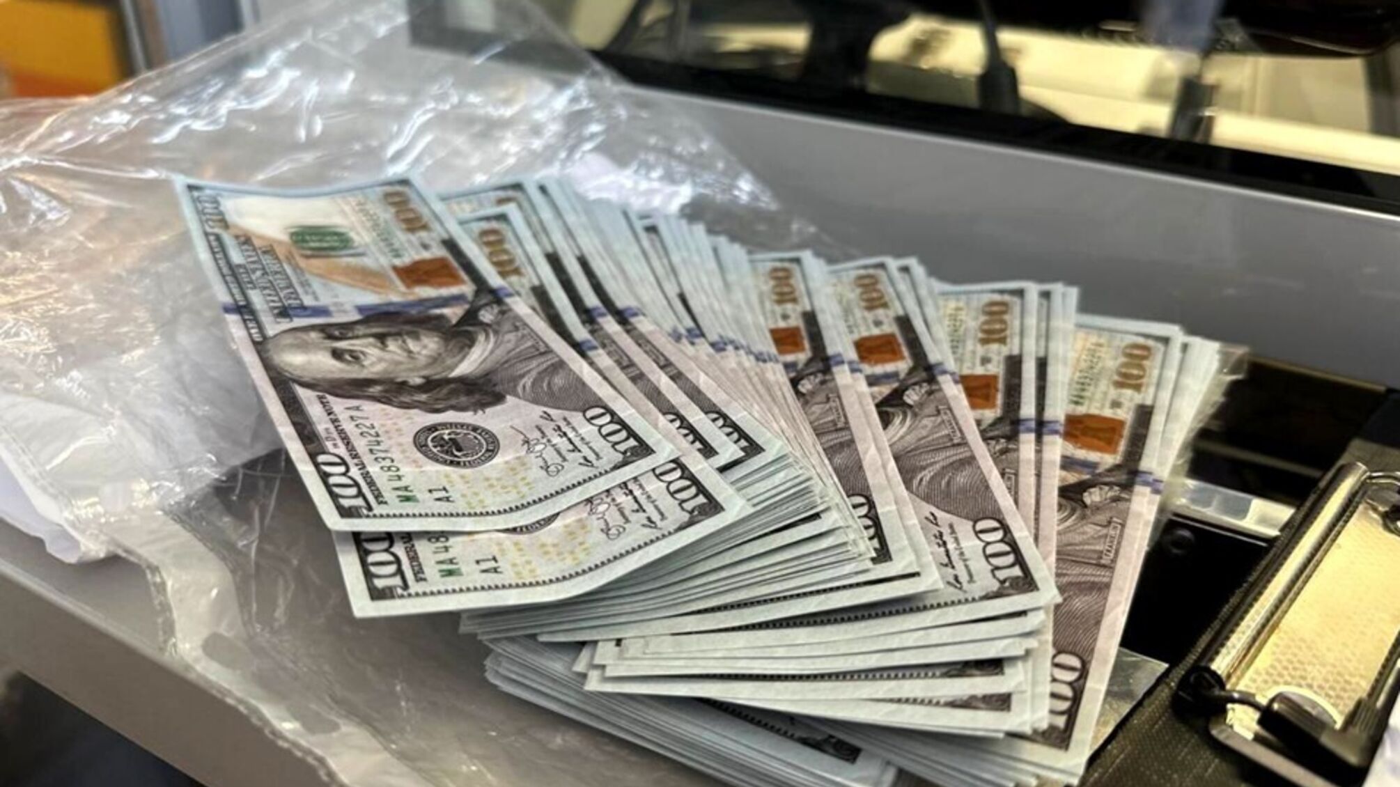 19-річний львів’янин отримав майже 17 000 доларів за організацію незаконного трафіку для ухилянта