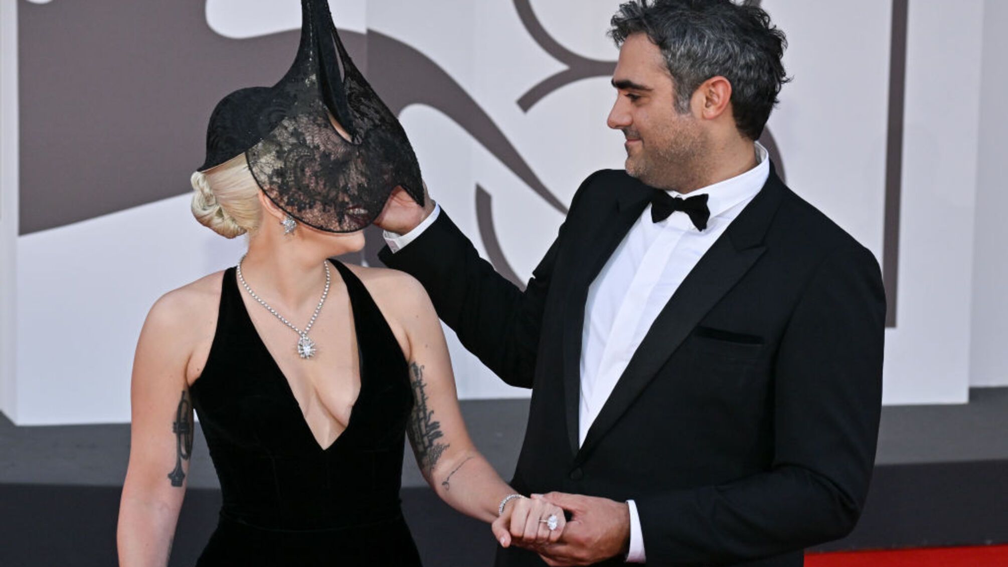 Леді Гага вражає у Венеції: ефектна сукня і каблучка з 8-каратовим діамантом