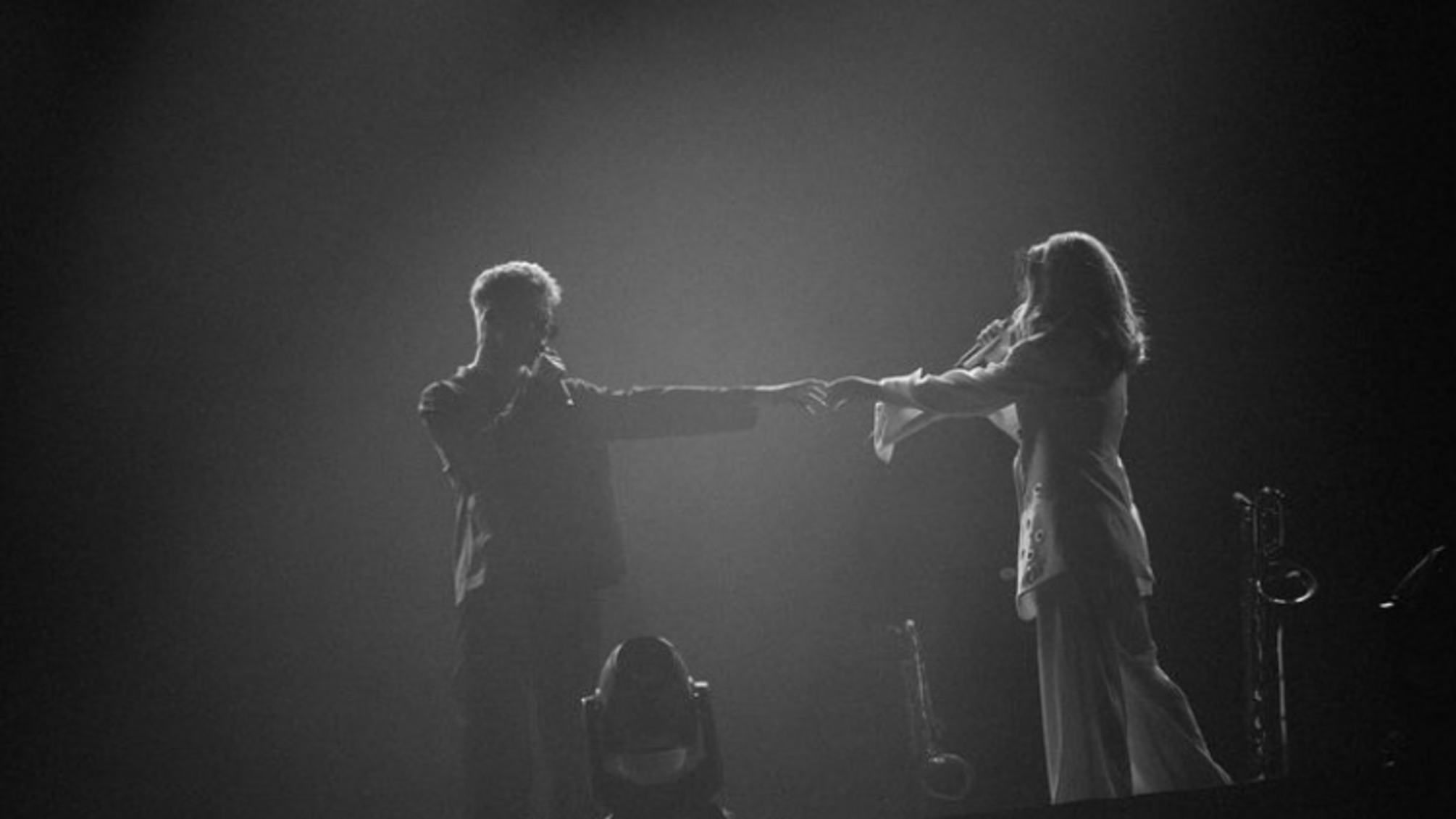 Клип на песню 'Не пугай' OSTY и Клавдии Петровны передает атмосферу большого концерта