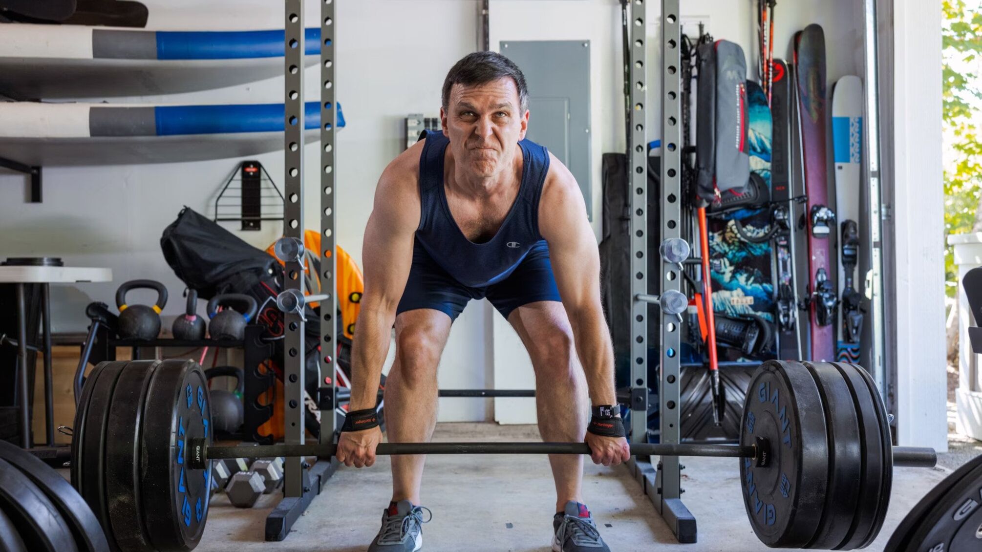 Вчені Стенфорда виявили, у якому віці людина різко старіє