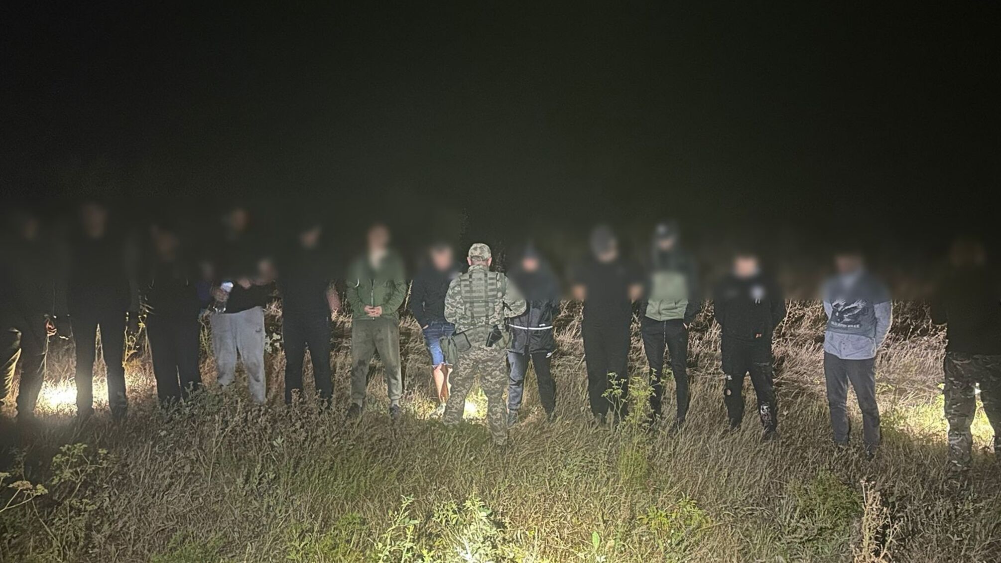 Нелегальний перетин кордону ледь не закінчився трагедією через міни