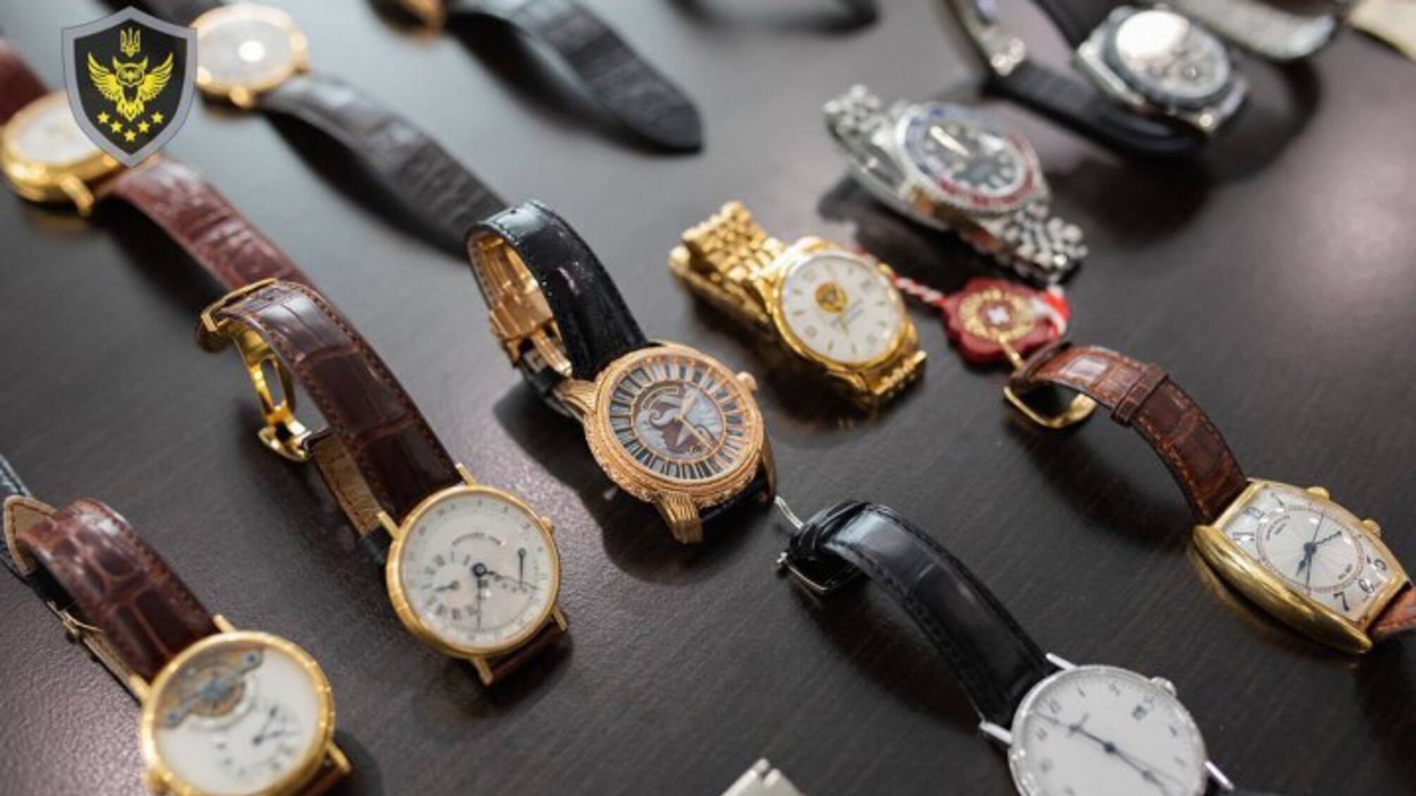 Часы Медведчука принесли бюджету почти 3,6 млн грн: самый большой лот – Patek Philippe