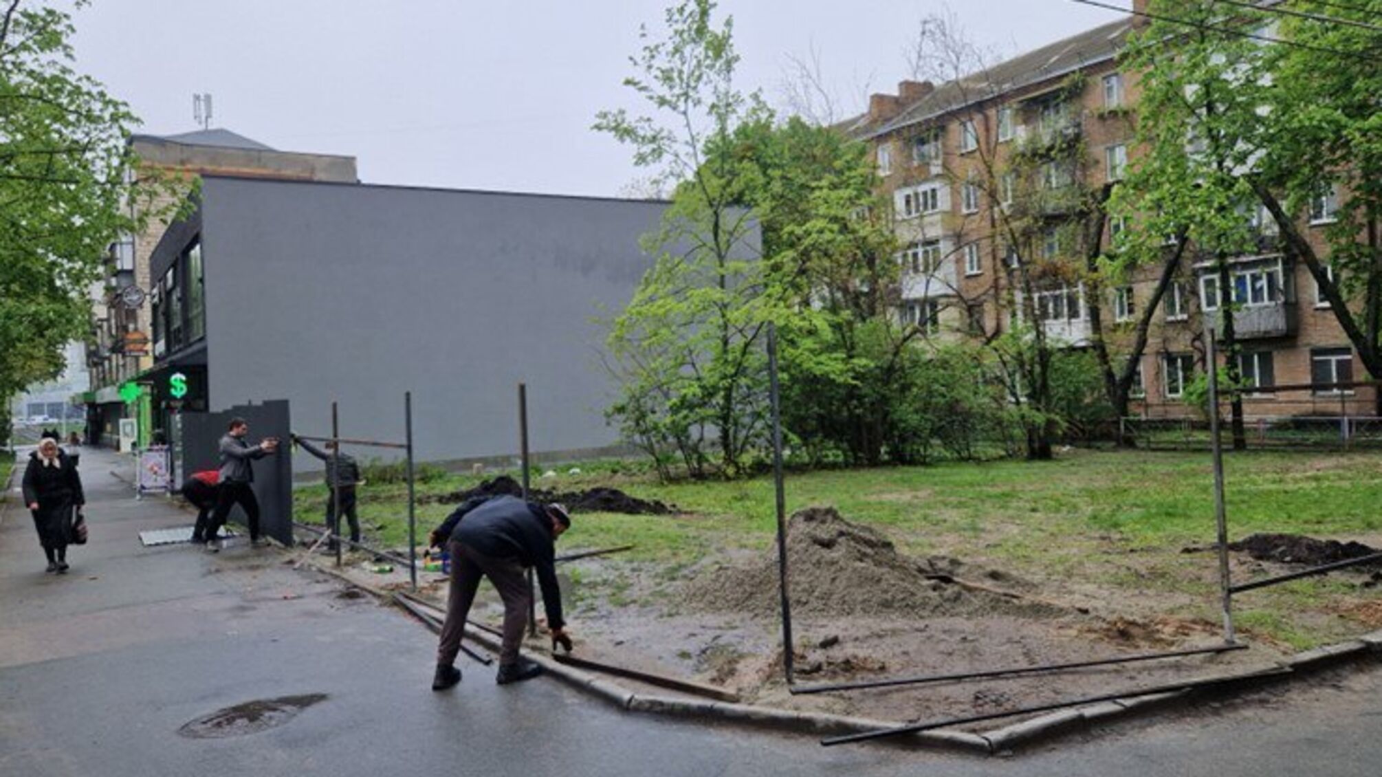 Знищили сквер, захопили ділянку: на столичній Берестейці несанкціоновано зводять ТЦ