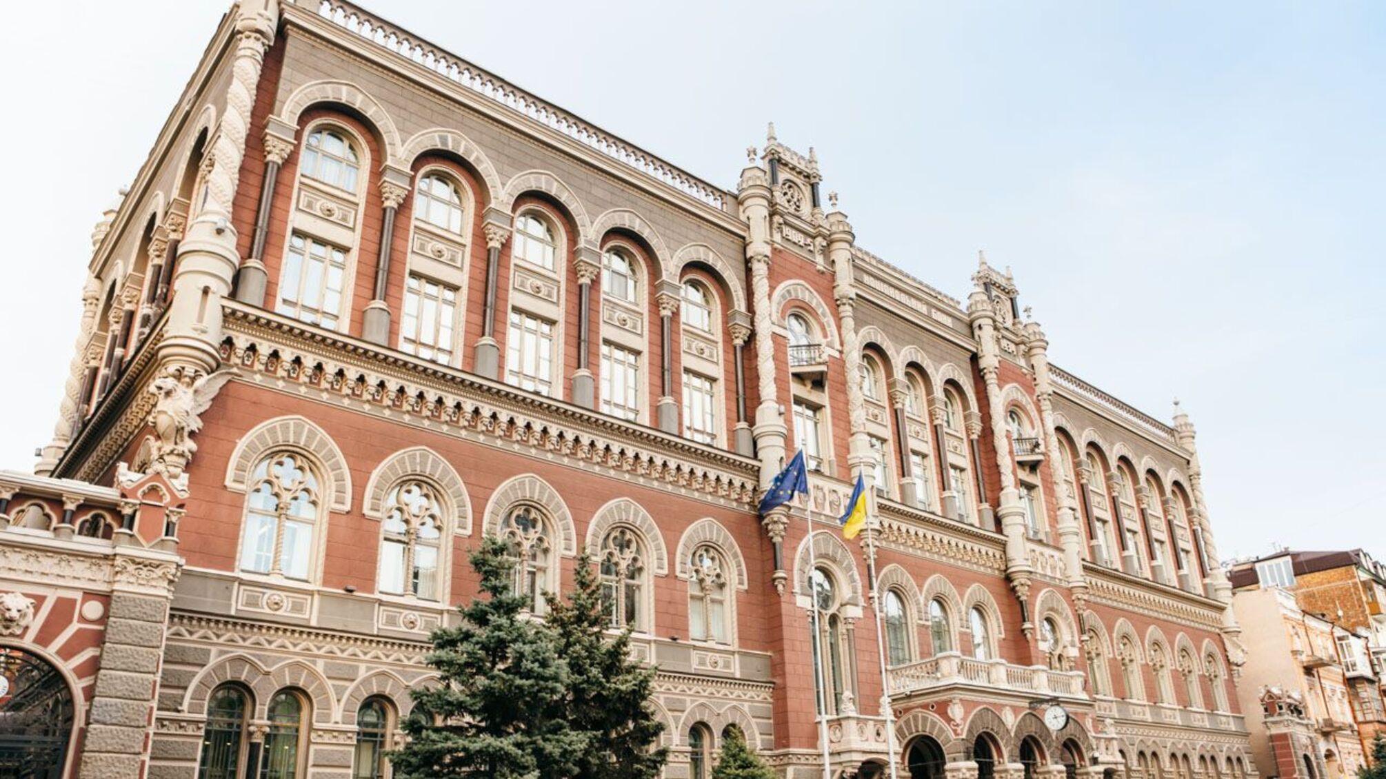 Дрон повредил здание Нацбанка: пострадавших нет, сервисы работают