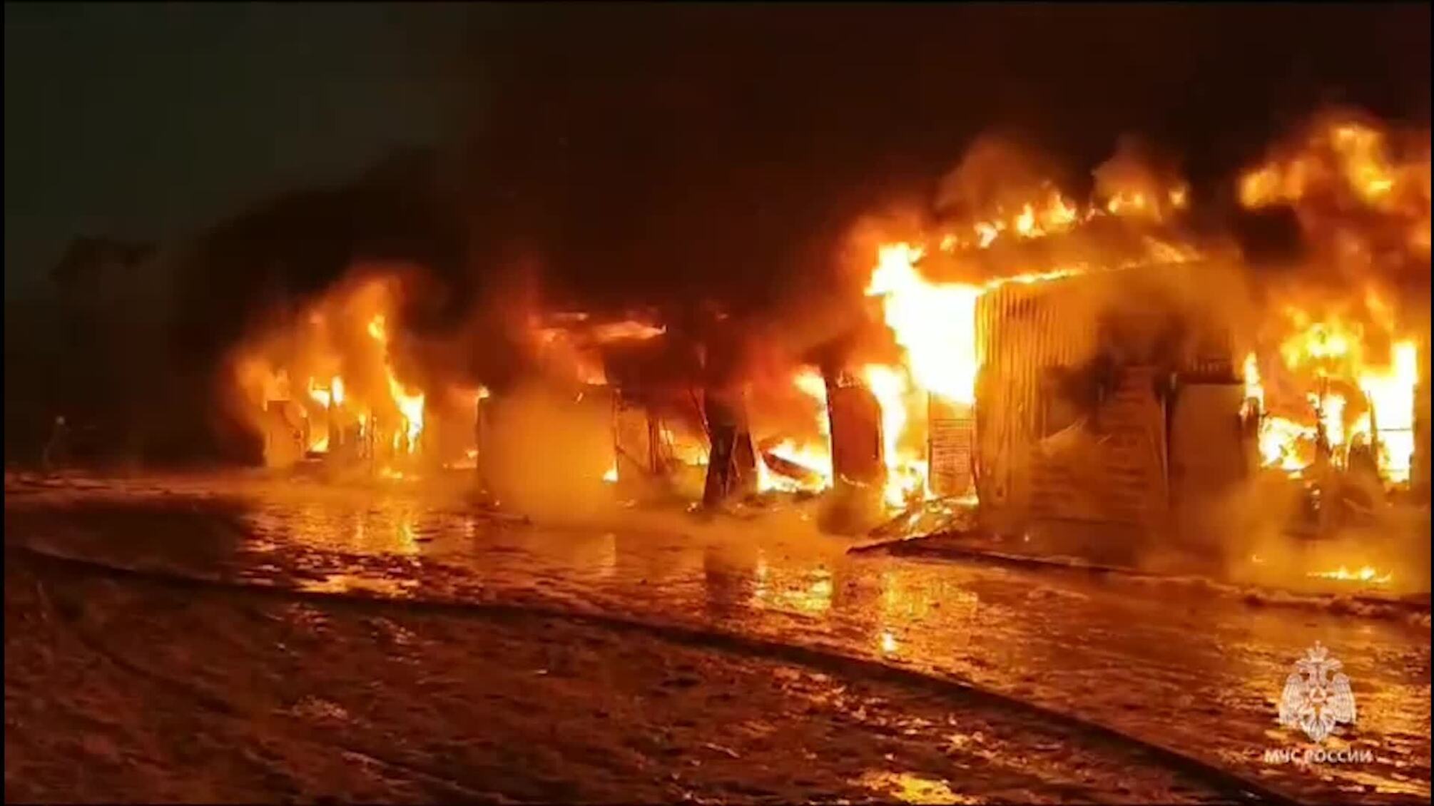 У Гатчині зранку спалахнула потужна пожежа на заводі