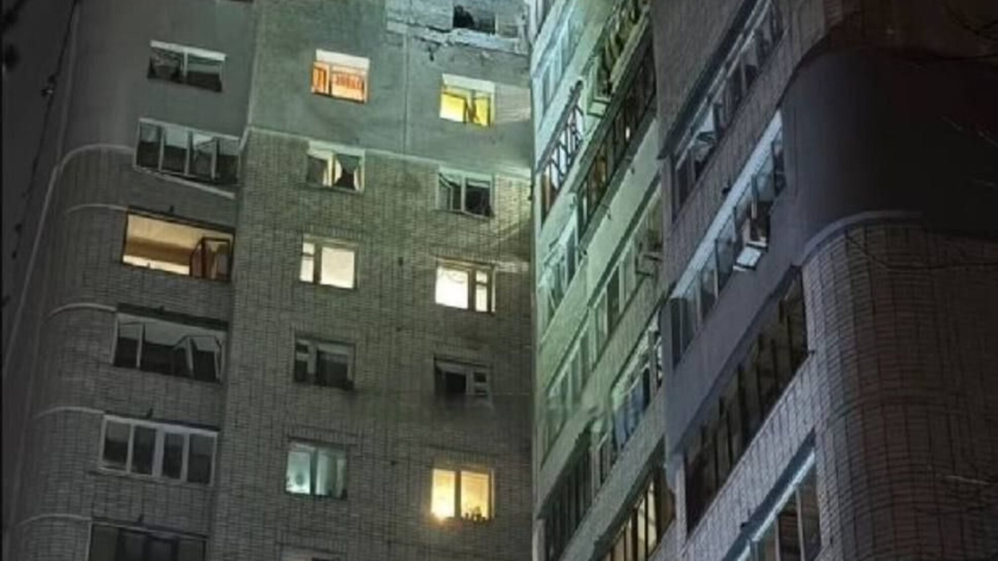 Уламки 'шахеда' пошкодили шість авто та вікна будинку в Києві