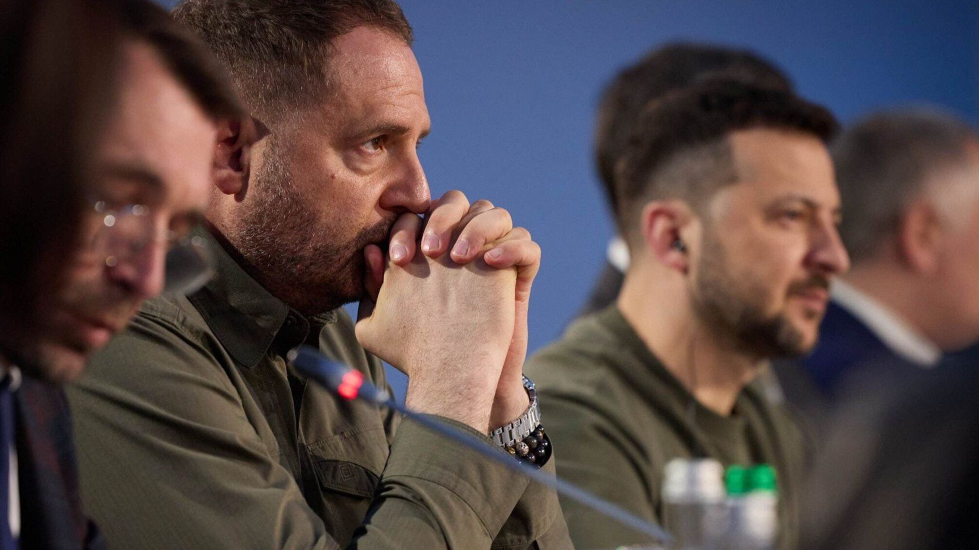 Чи дійсно Зеленський заробляє найменше? Порівняння з ОП