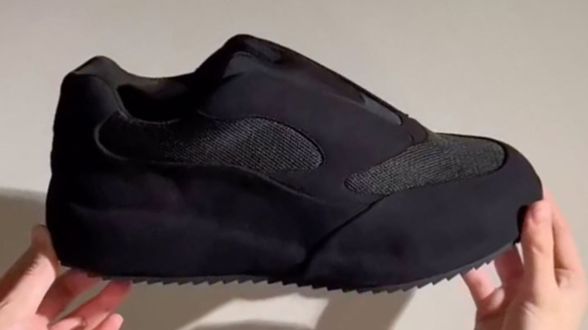 Кан’є Вест представив нову модель кросівок YZY BL-01