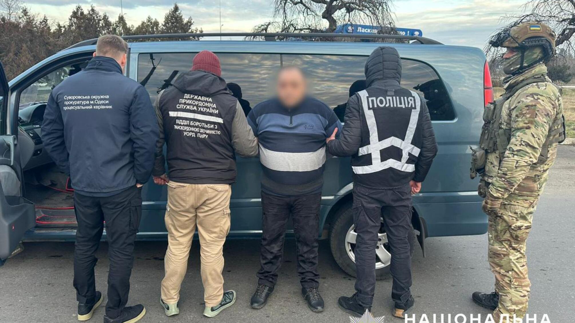 Поліція викрила схему перетину кордону чоловіками за підробленими документами