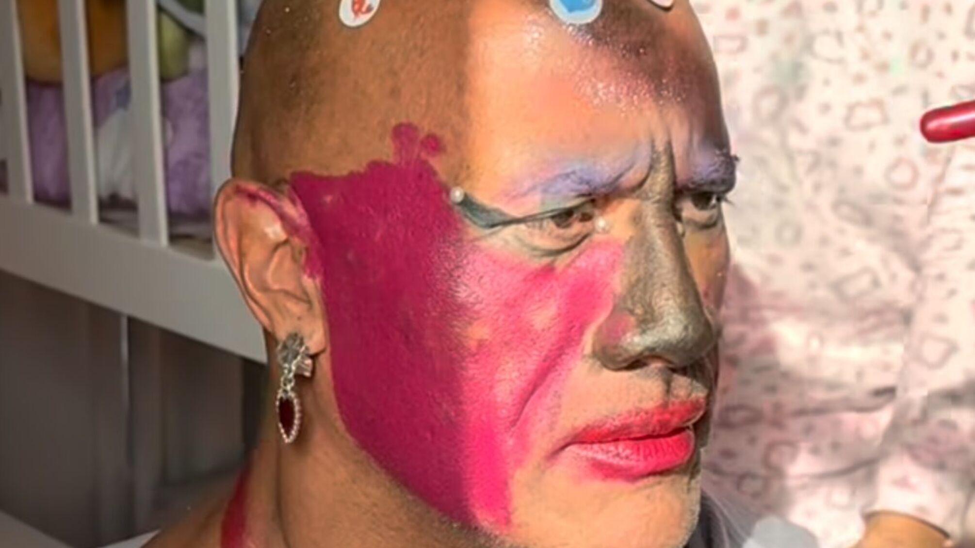 Доньки перетворили “Скалу” Джонсона на Барбі з макіяжем: фото