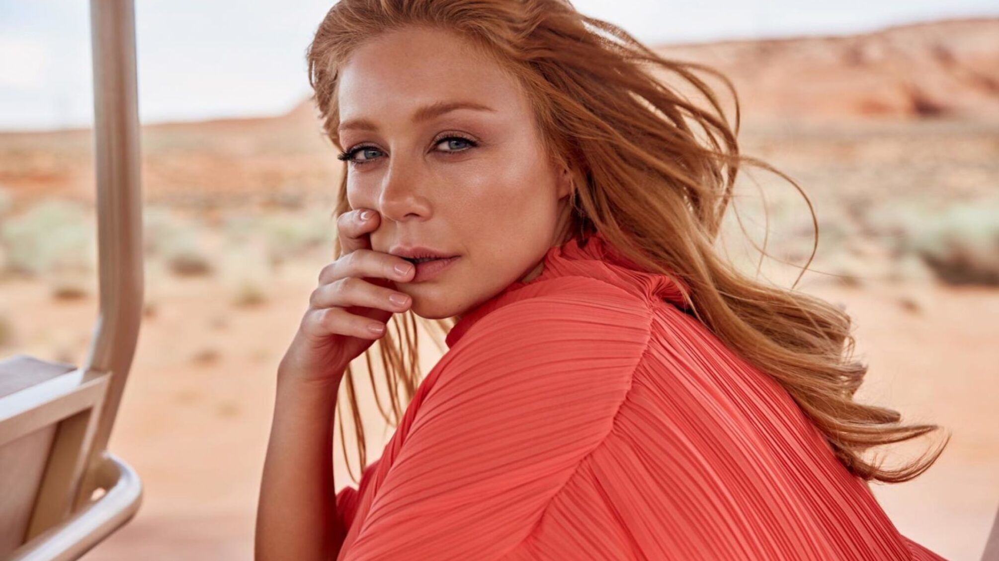 Декольте Тіни Кароль стало окрасою її нових образів