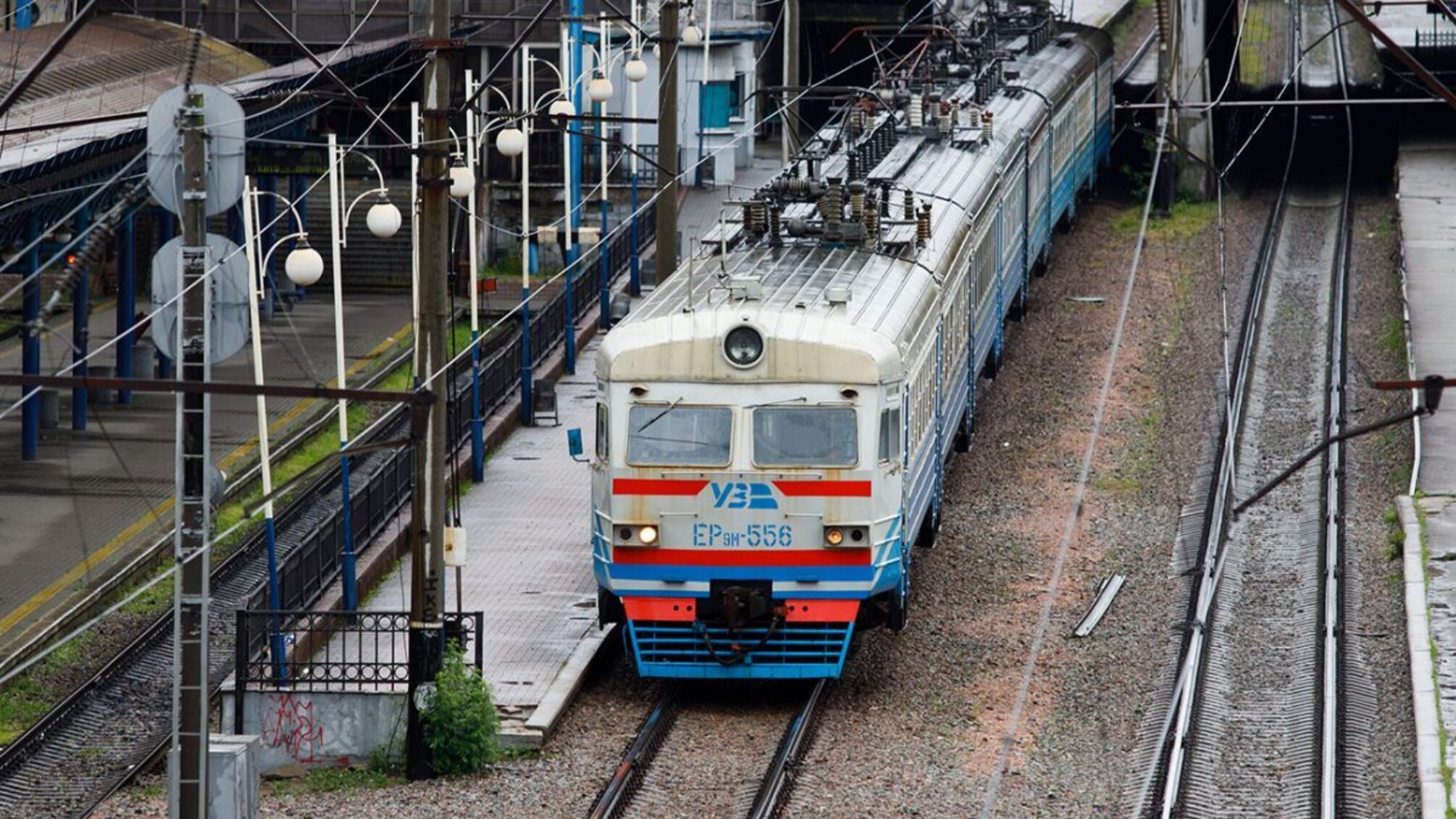 В результате российского обстрела повреждены железнодорожные здания и подвижной состав