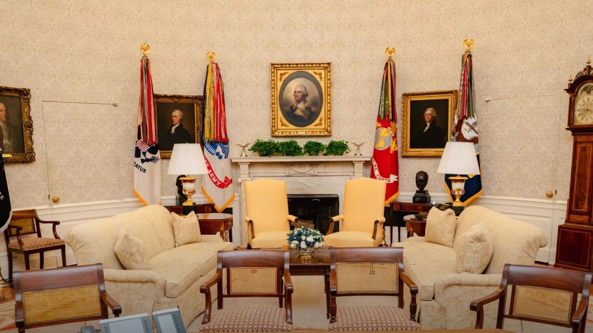 Оновлення Овального кабінету Трампа: від червоної кнопки до військових прапорів