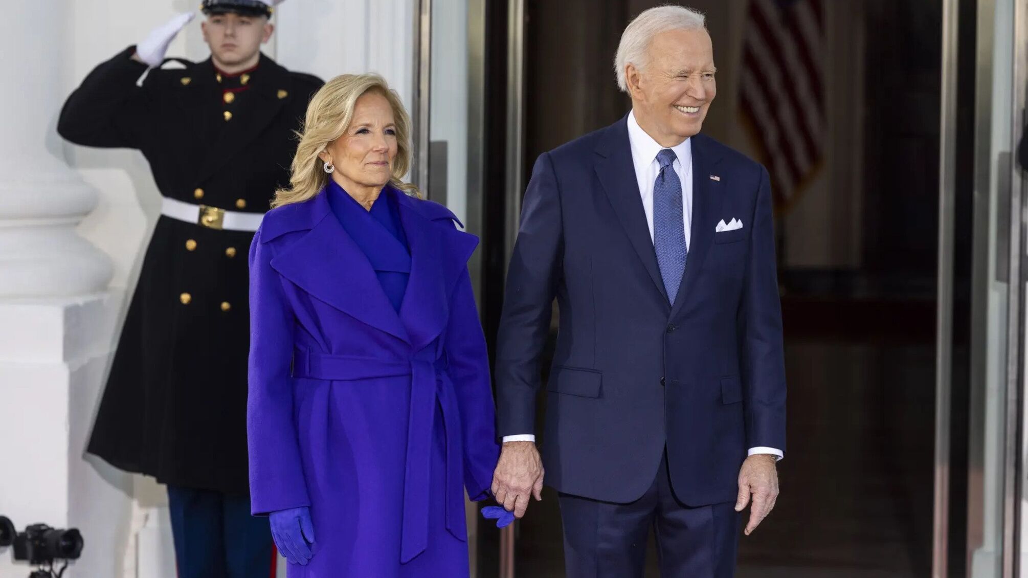 Жест супругов Байденов во время инаугурации Трампа