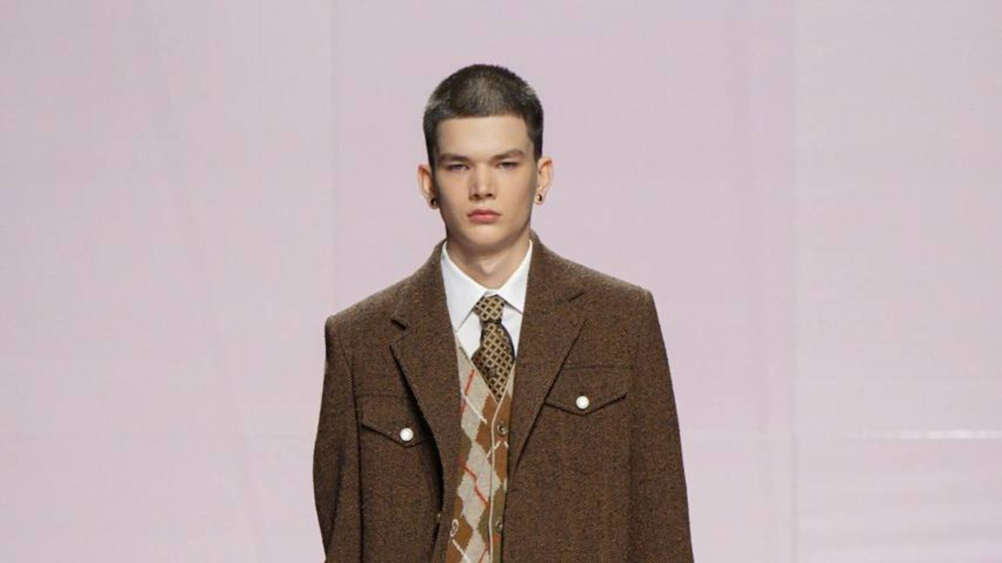 Показ Louis Vuitton в Лувре: Фаррелл Уильямс соединил ретро и современность