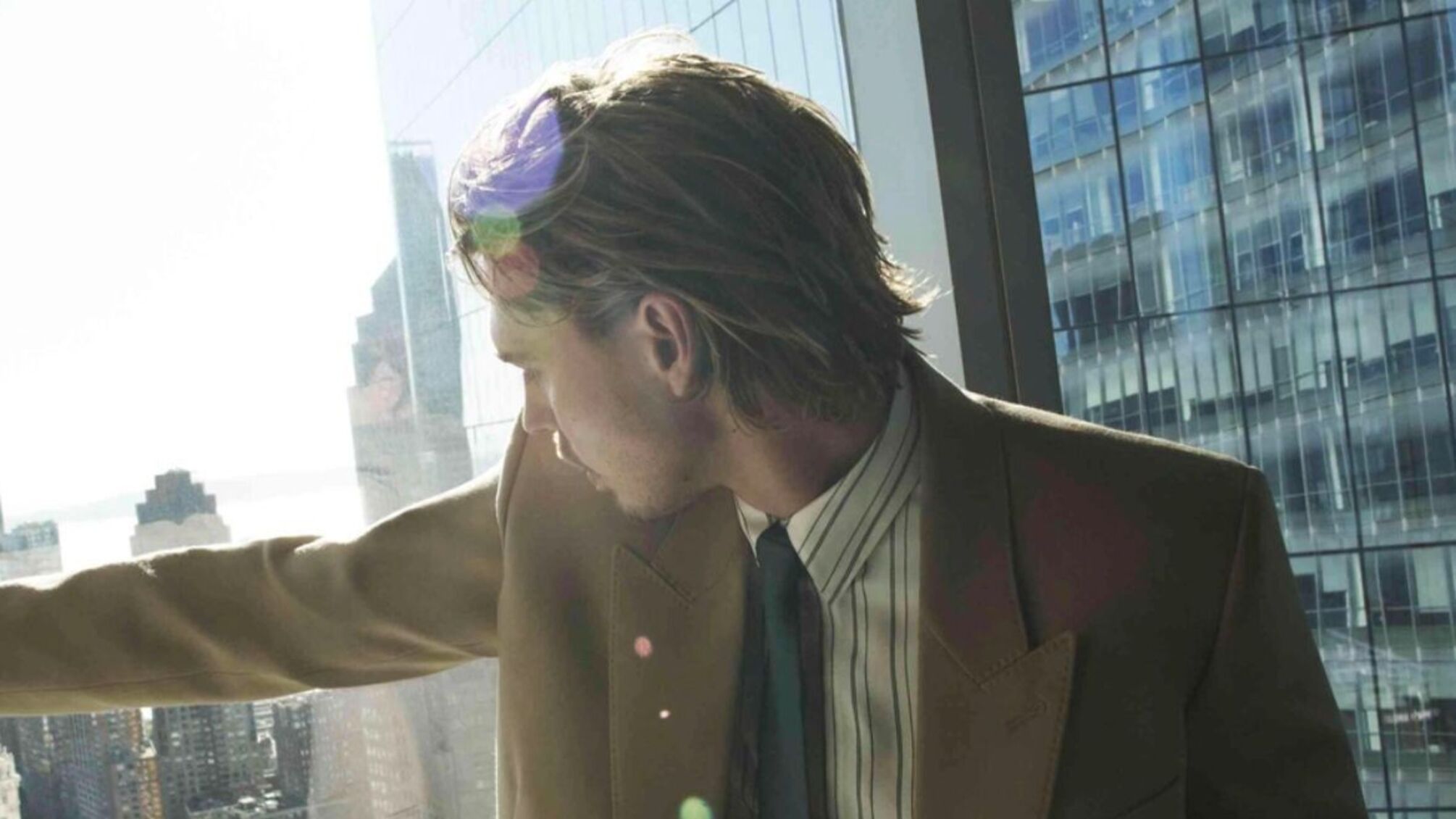 Остин Батлер готовится к роли Патрика Бейтмана, примеряя стиль Saint Laurent