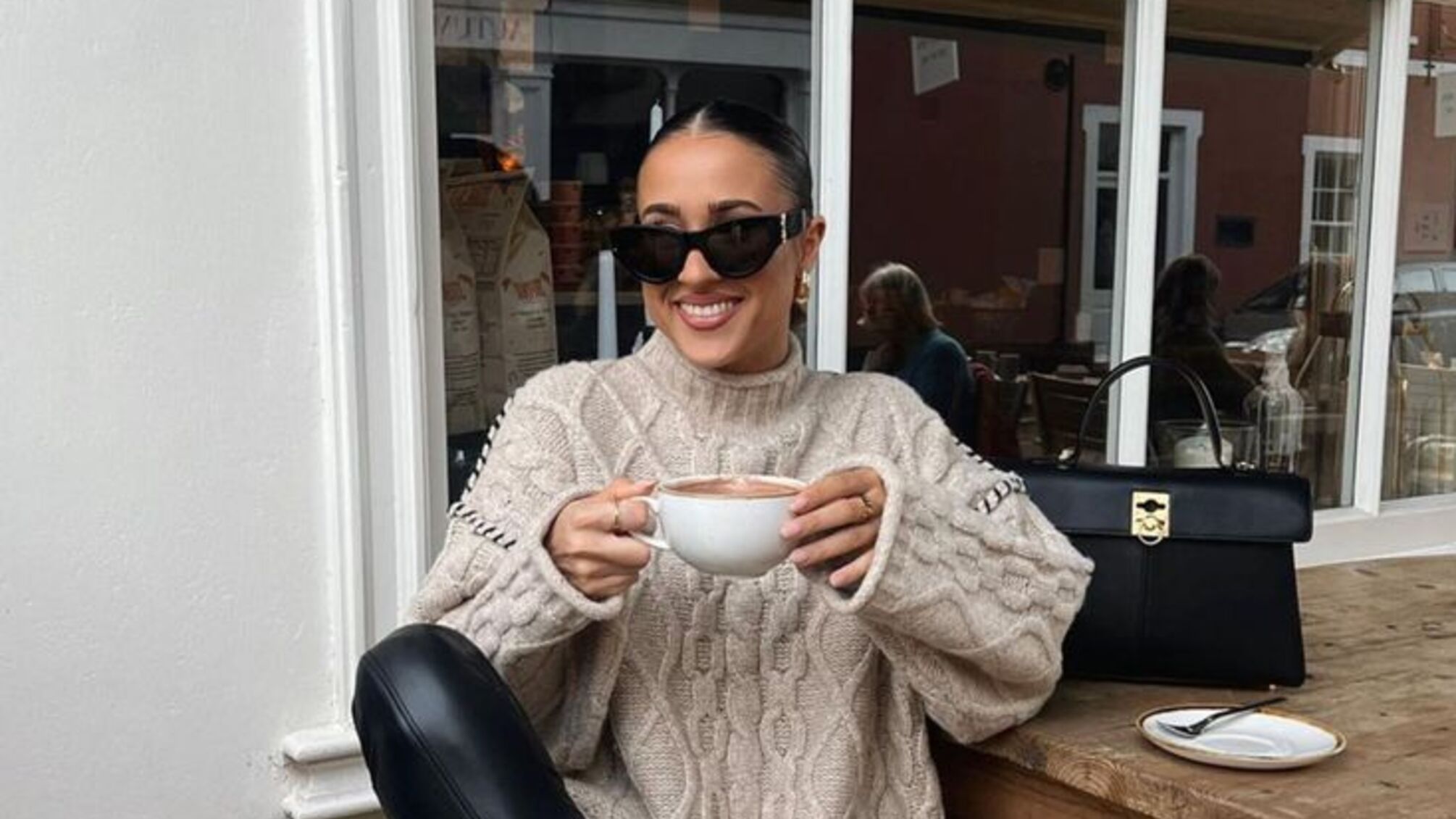 Как носить белый свитер с косами этой зимы: уютно и стильно