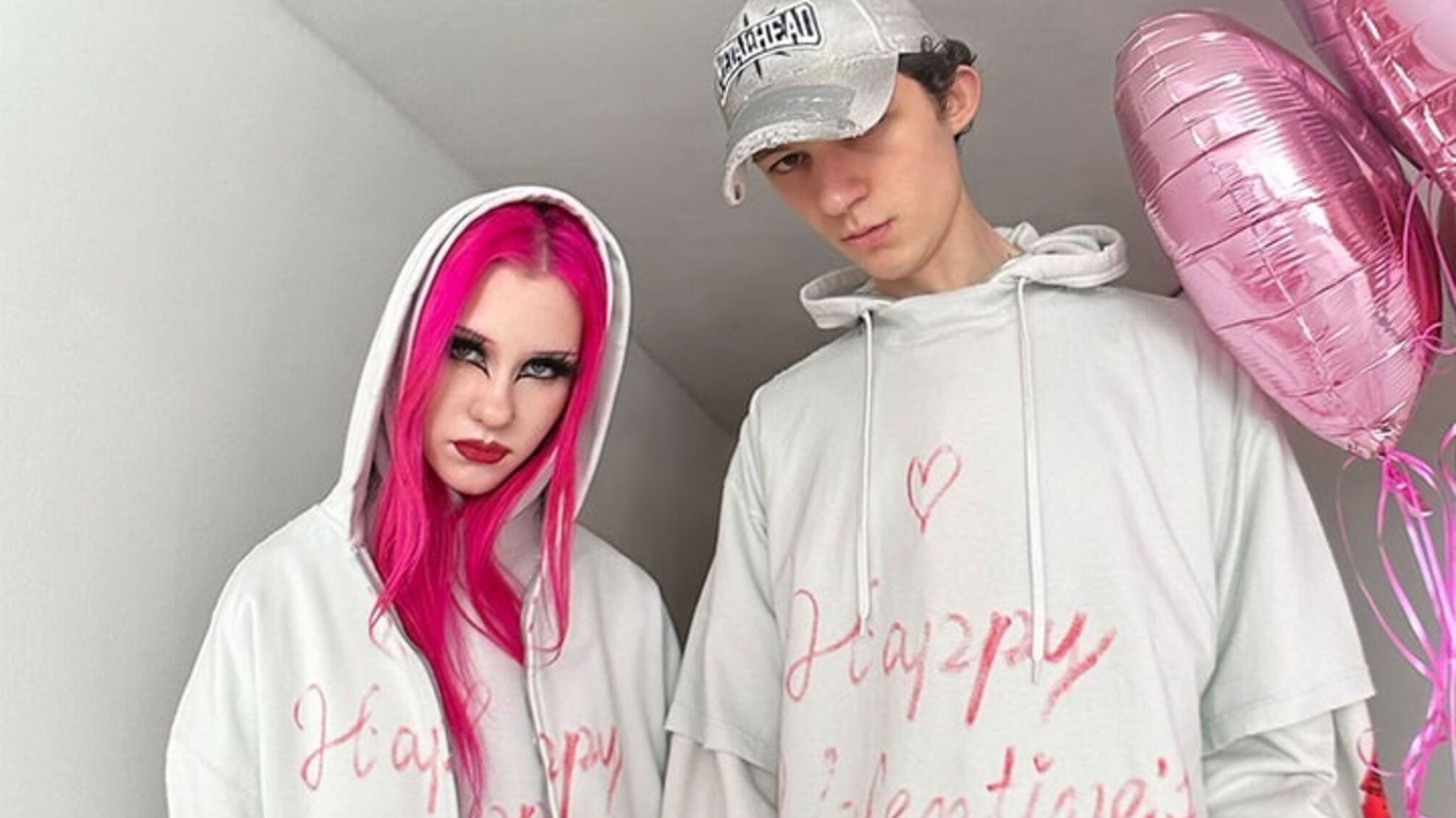 Balenciaga представила коллекцию одежды в честь Happy Valentine's Day