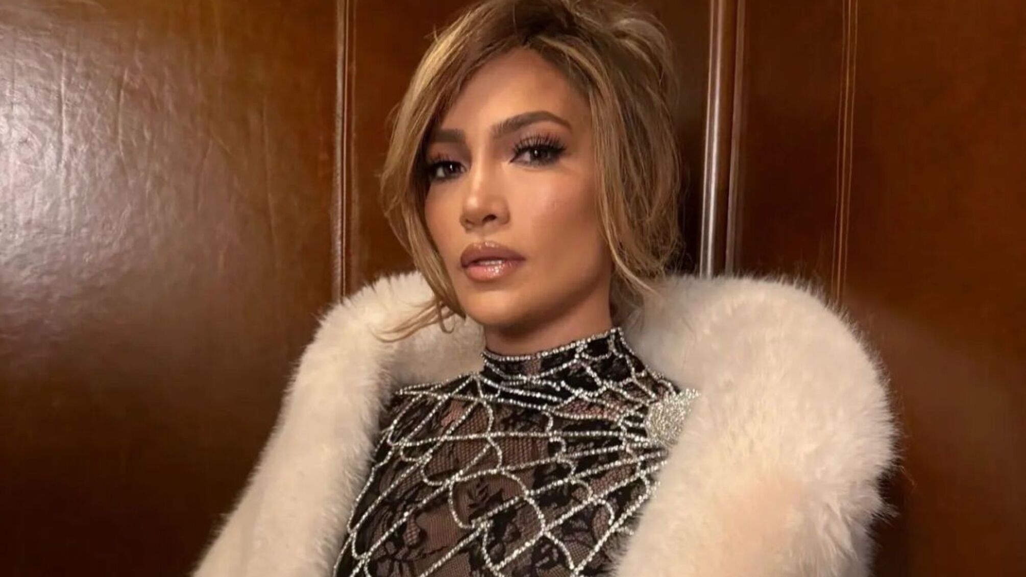 Дженнифер Лопес блистает в наряде с паутиной на премьере фильма “Поцелуй женщины-паука”