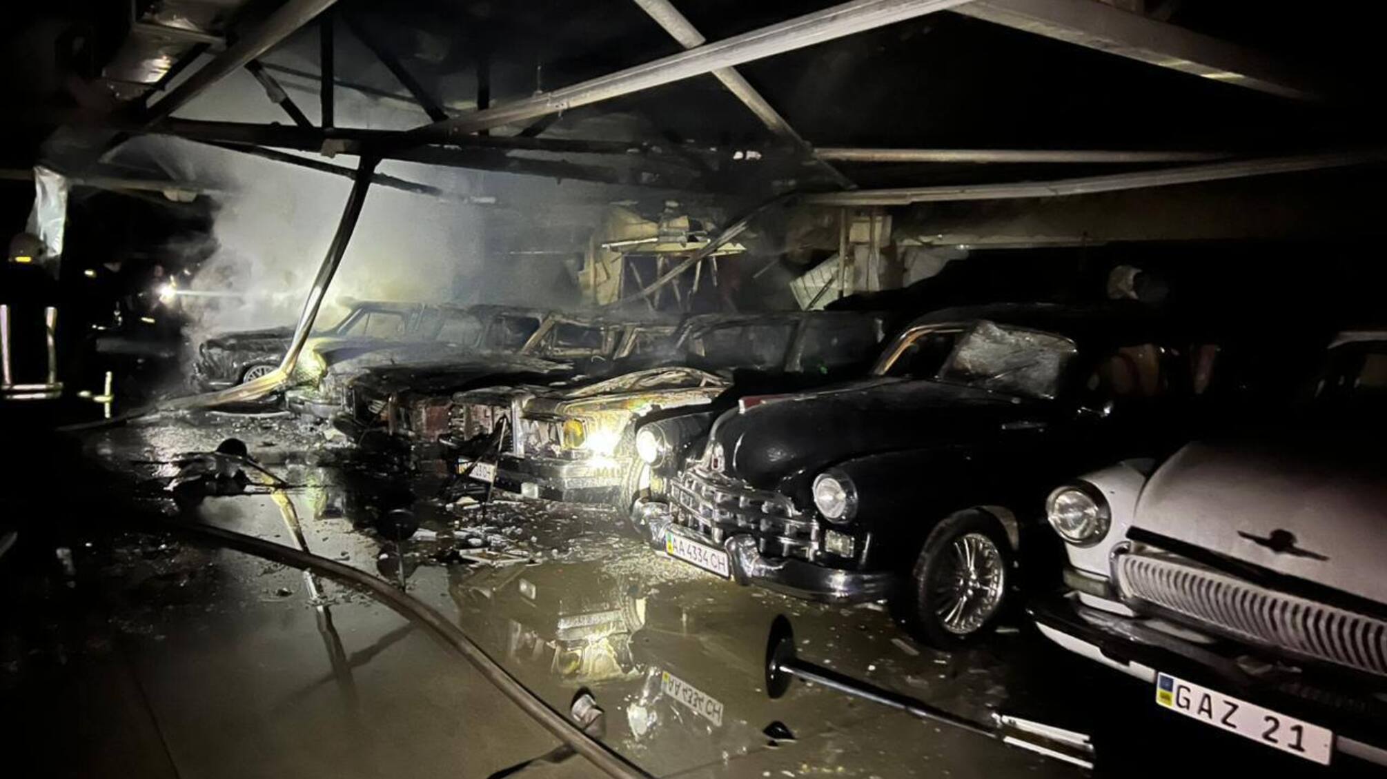 Уничтожены уникальные ретро-авто, повреждены частные дома