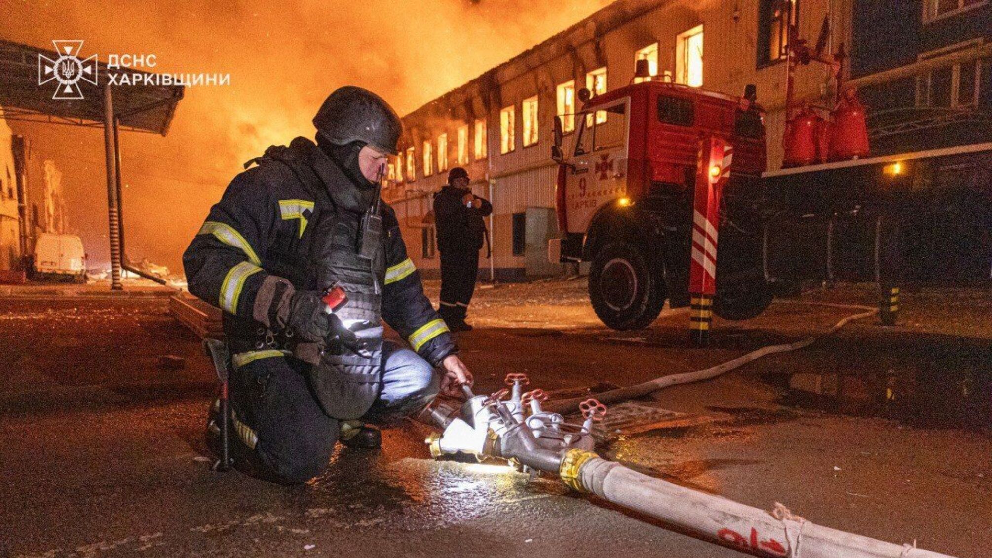 Рятувальники ліквідовують наслідки нічного удару в Новобаварському районі