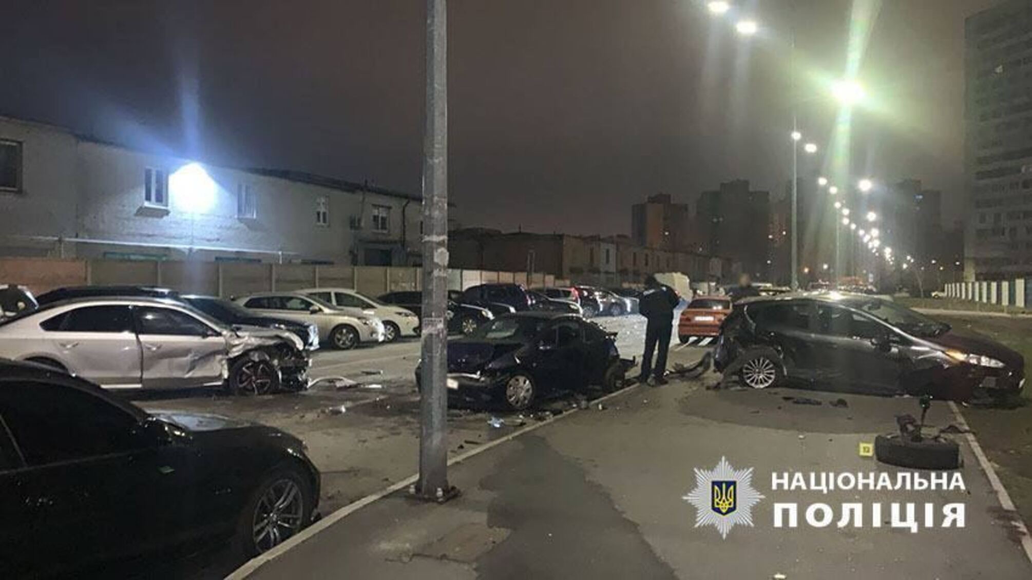 В Киеве водитель протаранил припаркованные авто