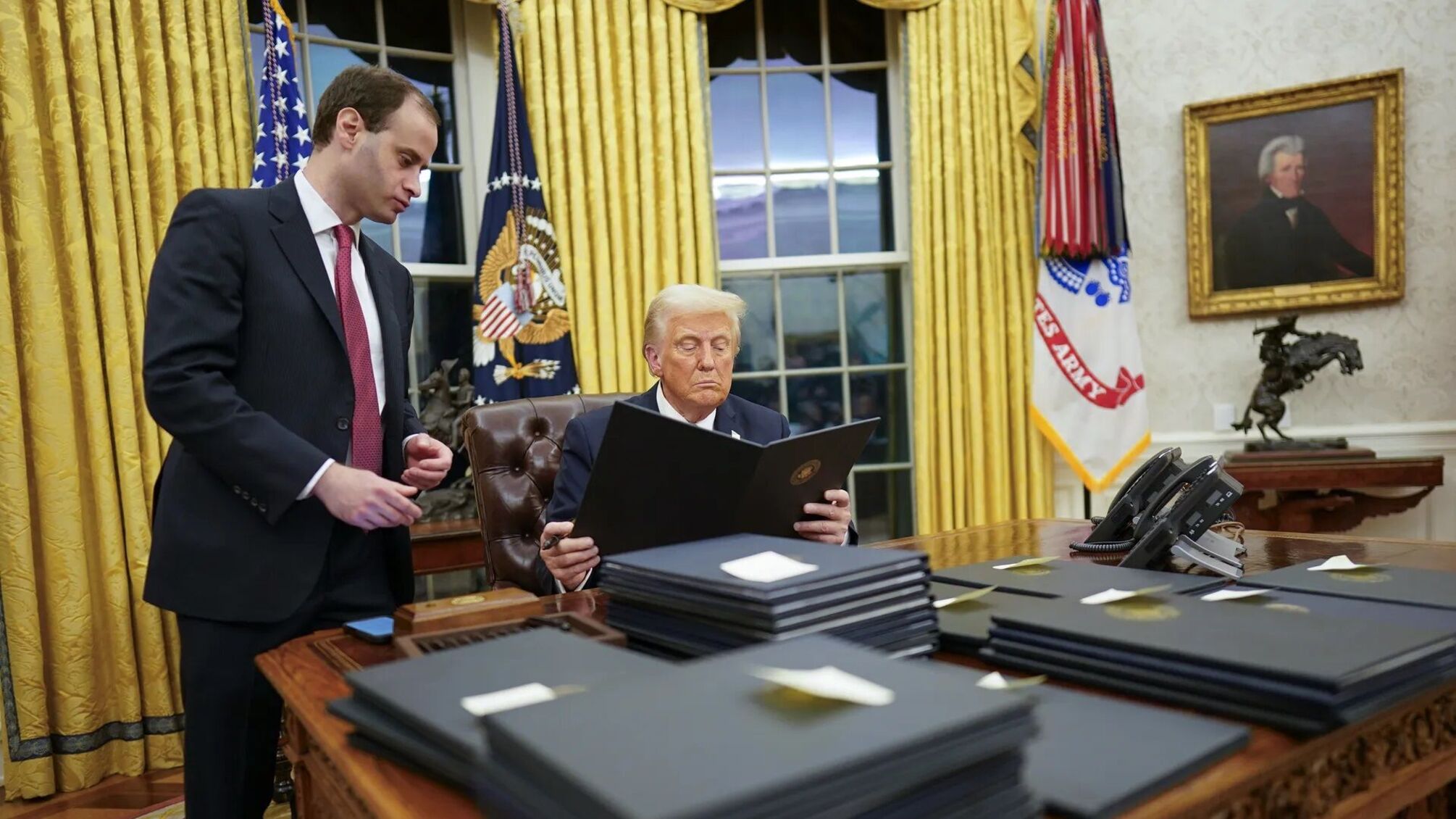 Політичний шторм: що чекає на США після указів Трампа