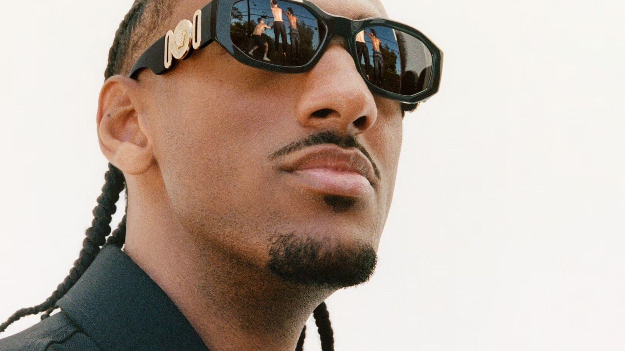 Історія Versace Biggie: як хіп-хоп зробив аксесуар культовим