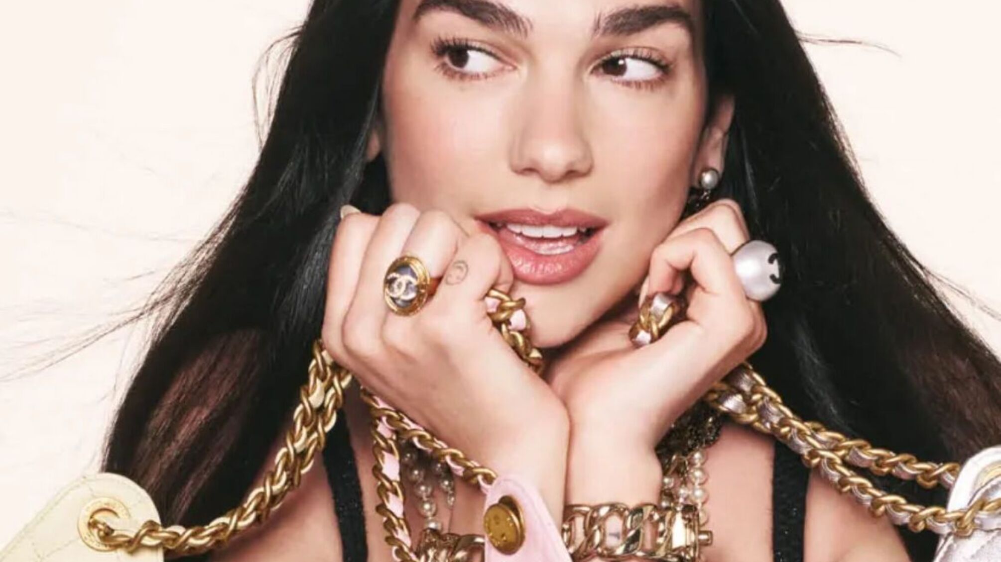 Дуа Ліпа стала новим обличчям Chanel та знялася у рекламній кампанії