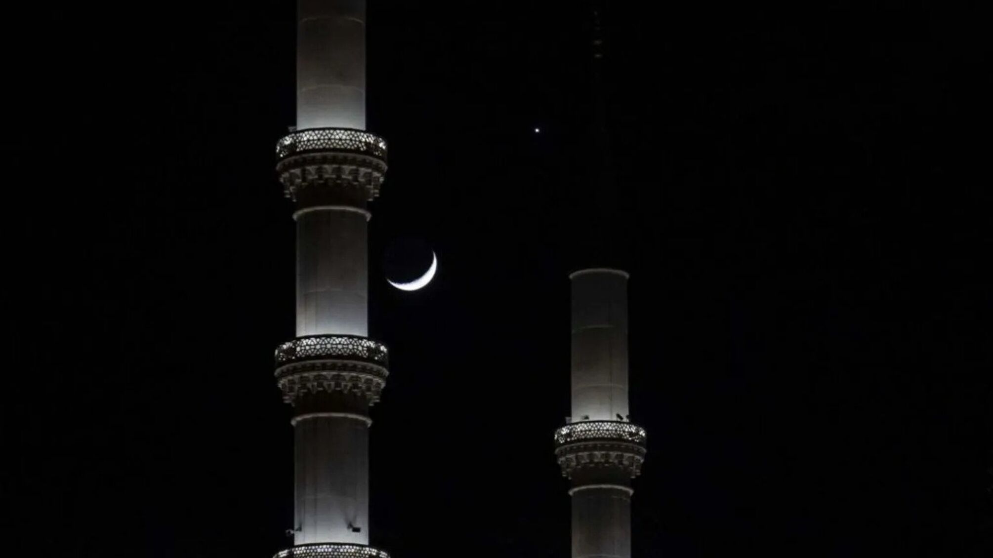 В столице Турции Анкари Луна и Венера видны вместе рядом с мечетью Кокатепе