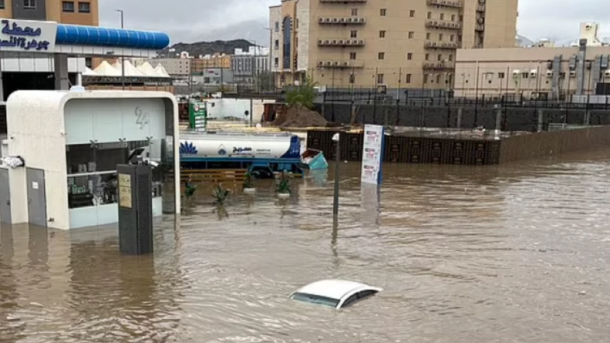 Вода смыла автомобили в Мекке и Медине после проливных дождей