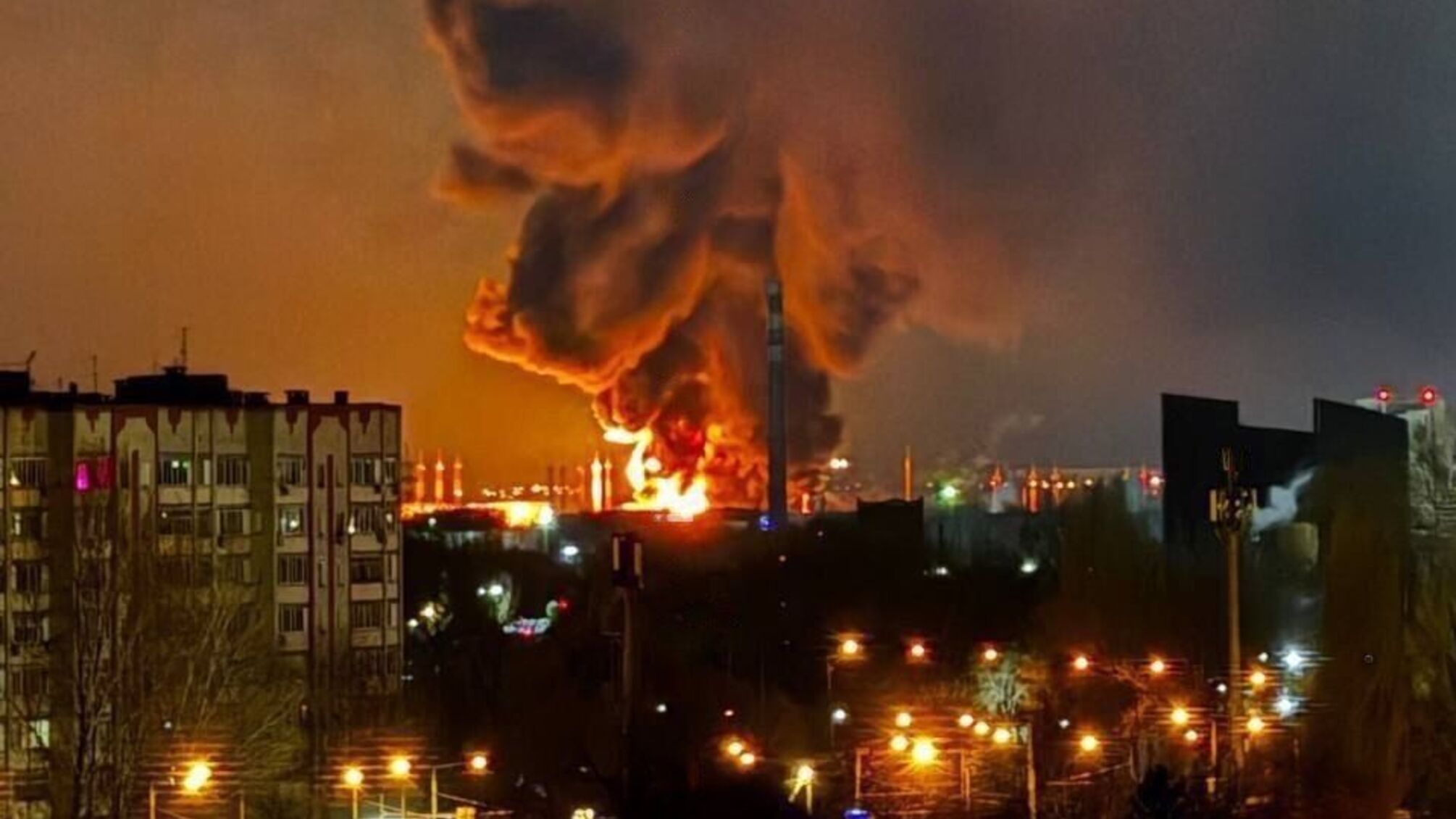 Нафтобаза в Енгельсі під ударом БПЛА: виникла масштабна пожежа