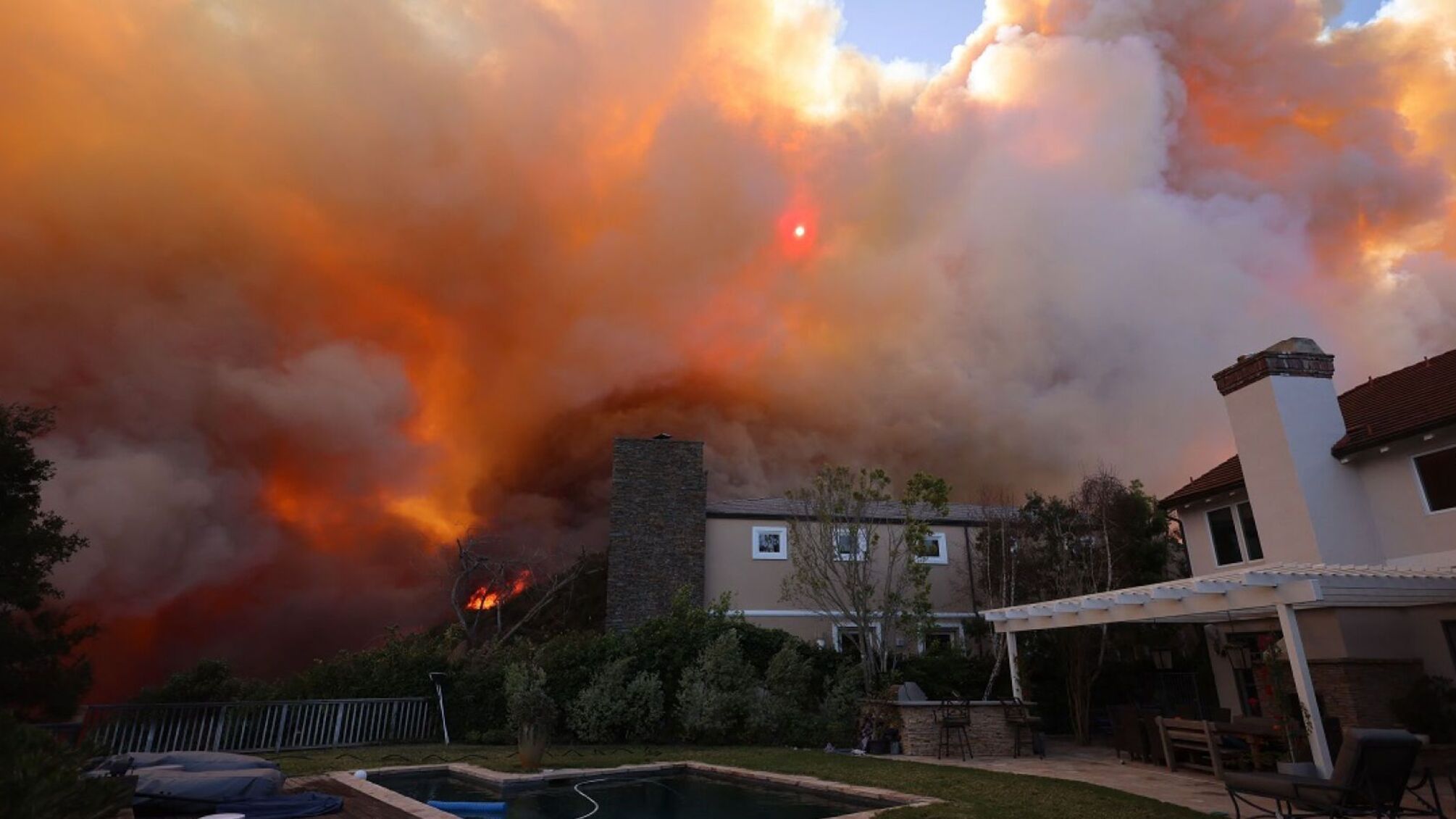 Стихійне лихо в Каліфорнії: десятки тисяч людей евакуйовано через пожежі