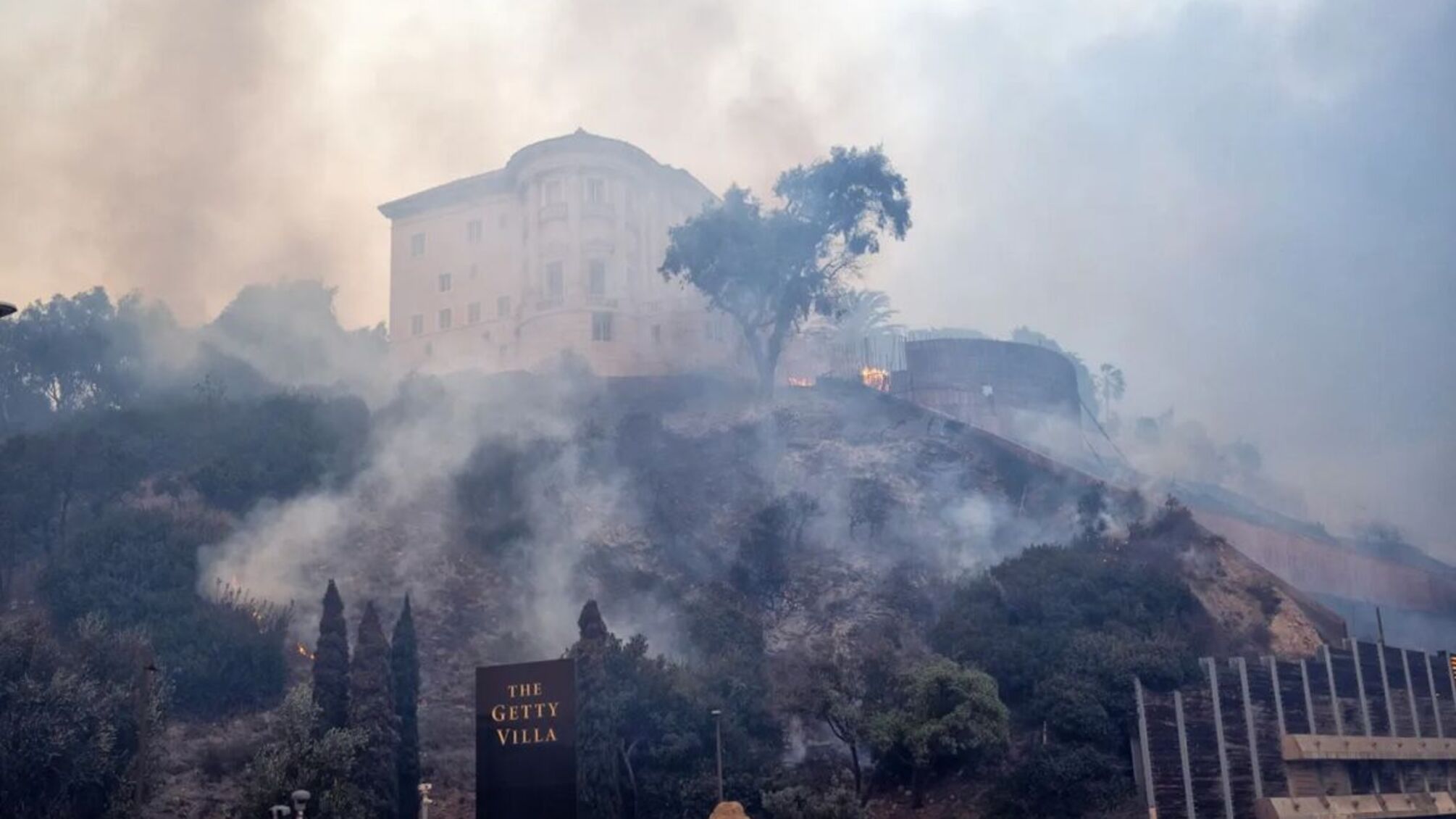 Пожежі в Каліфорнії: історичні будівлі та визначні місця Лос-Анджелеса в небезпеці
