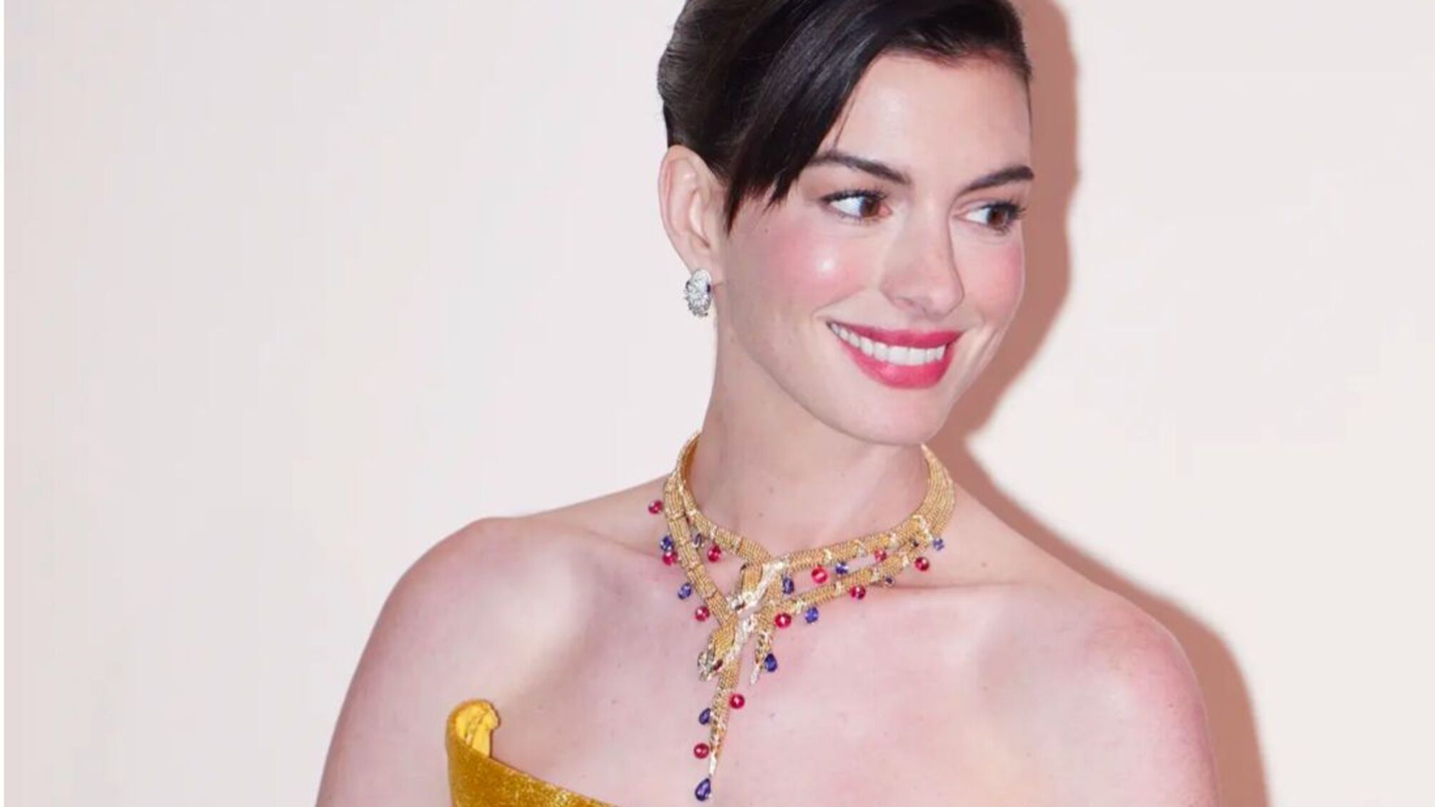 Енн Гетевей зачарувала золотим образом на відкритті виставки Bulgari в Шанхаї