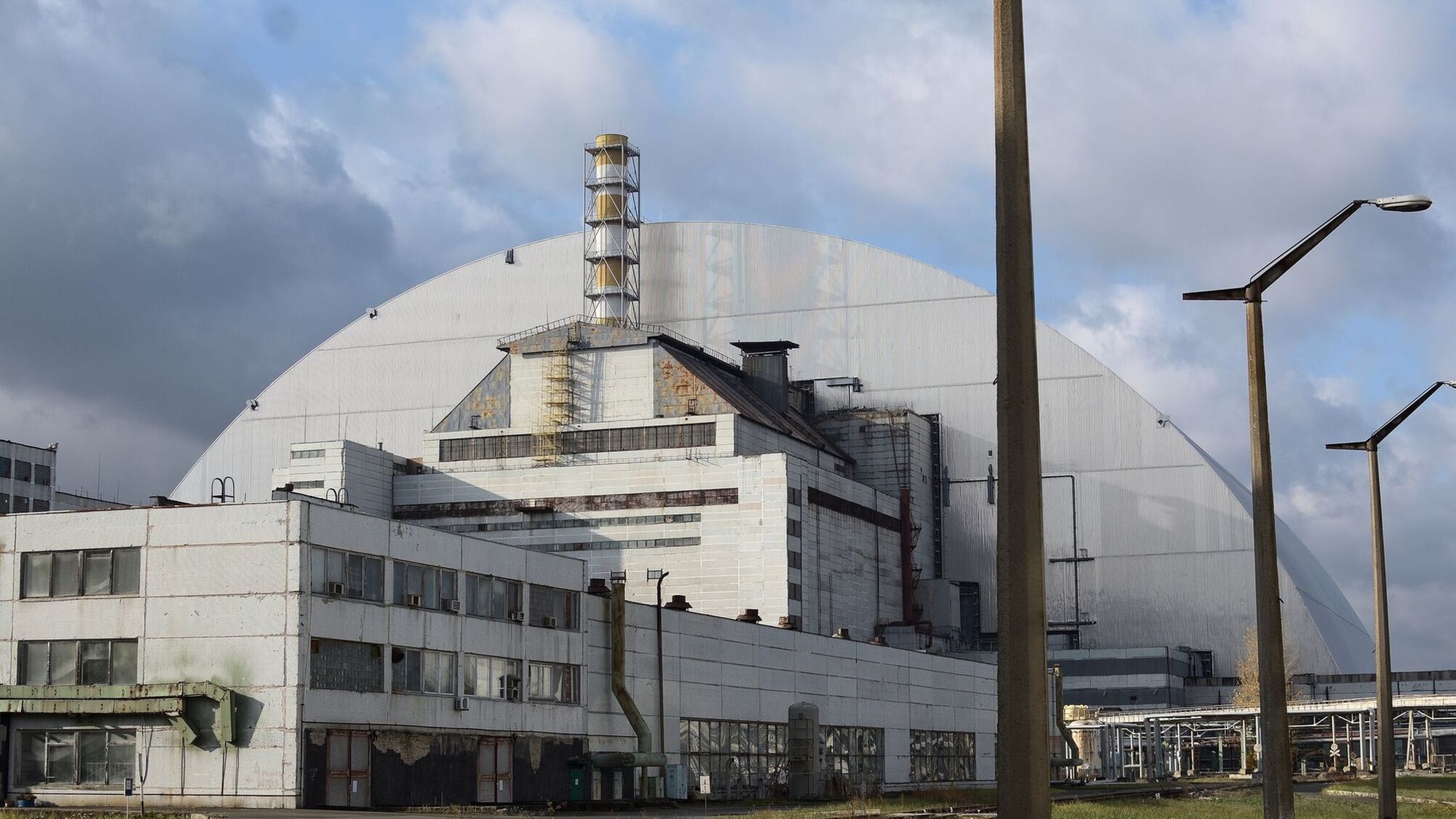Ворожий обстріл у Славутичі залишив ЧАЕС без електропостачання