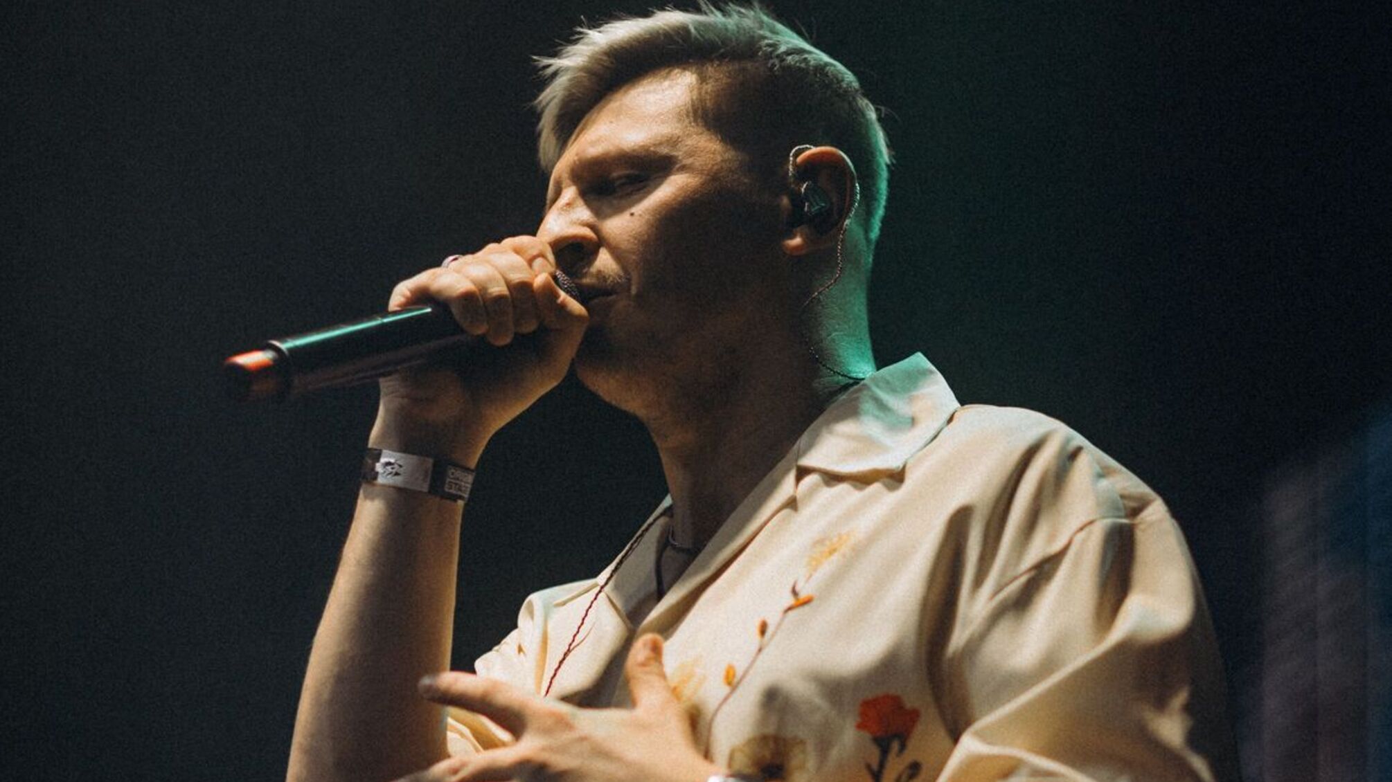 'Фиолет' провел концерт в сочетании музыки, искусства и технологий, собрав средства для DARKNODE