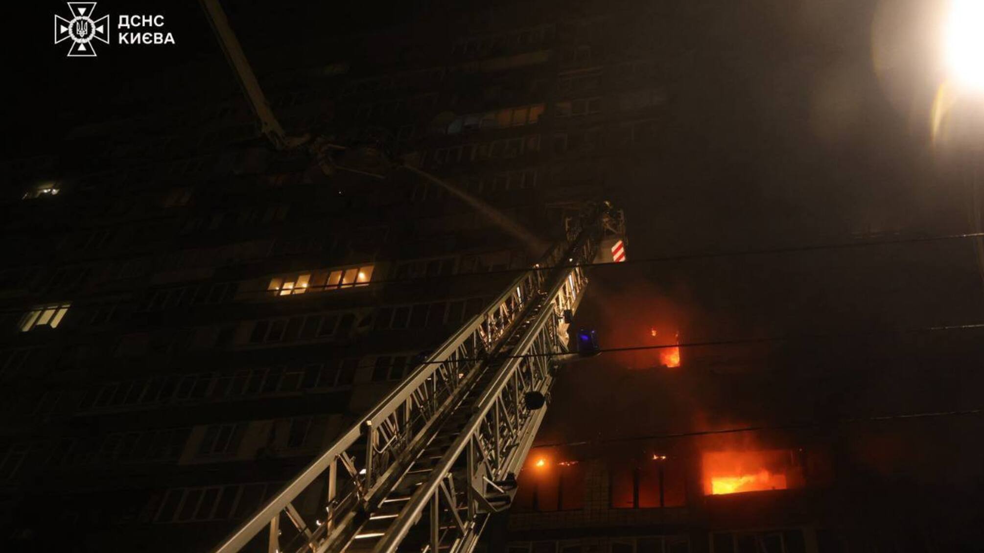 Ночной удар по Киеву: в ГСЧС показали фото последствий обстрела