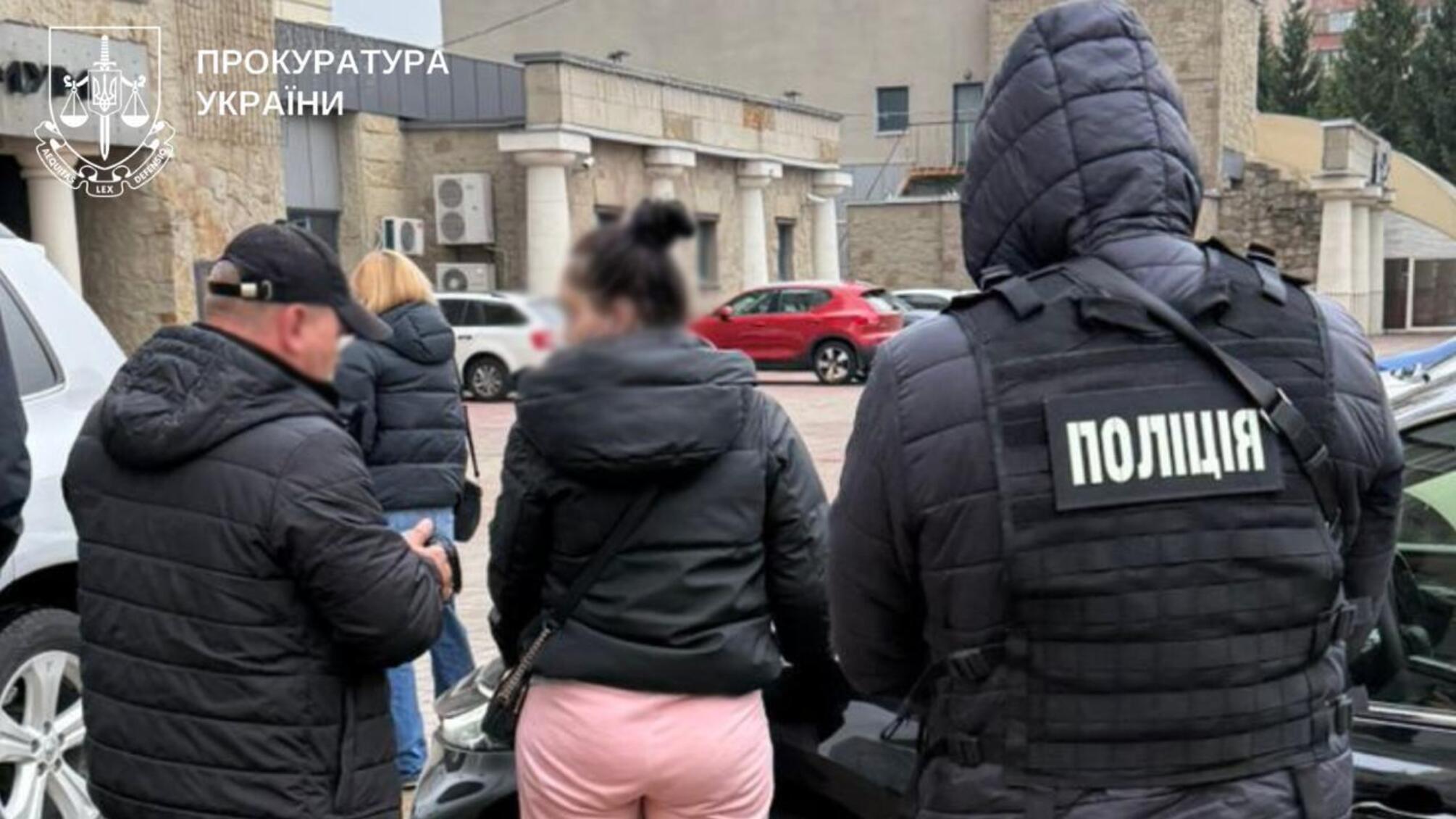 Киевлянка требовала $18 тысяч за 'помощь' в освобождении мобилизованного из войска - ее задержали